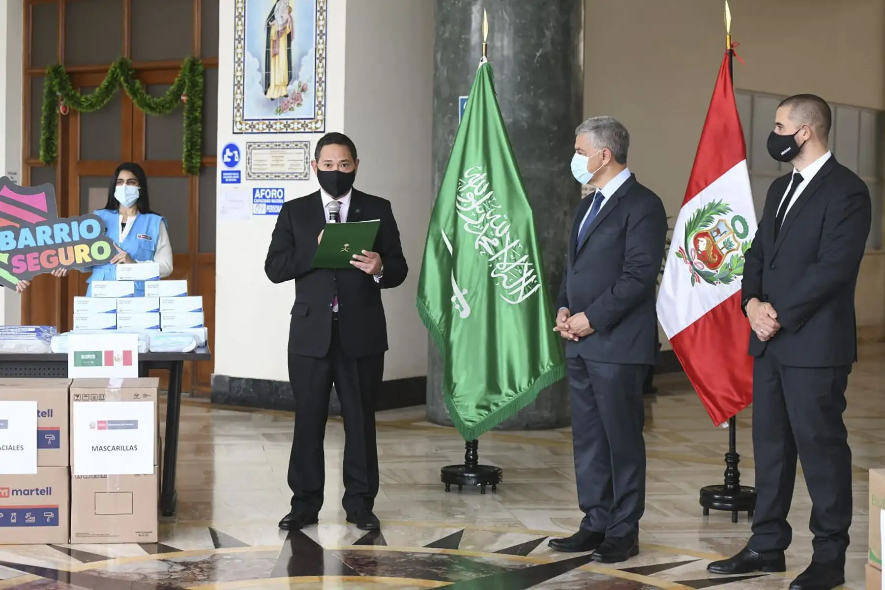 Ministro del Interior, José Elice, recibe donación de equipos de protección personal del Reino de Arabia Saudita para la Dirección General de Seguridad Ciudadana del Ministerio del Interior. La entrega fue realizada por el embajador árabe en Perú, Waleed Bin Abdullah Mokeem.
Foto: ANDINA/Mininter