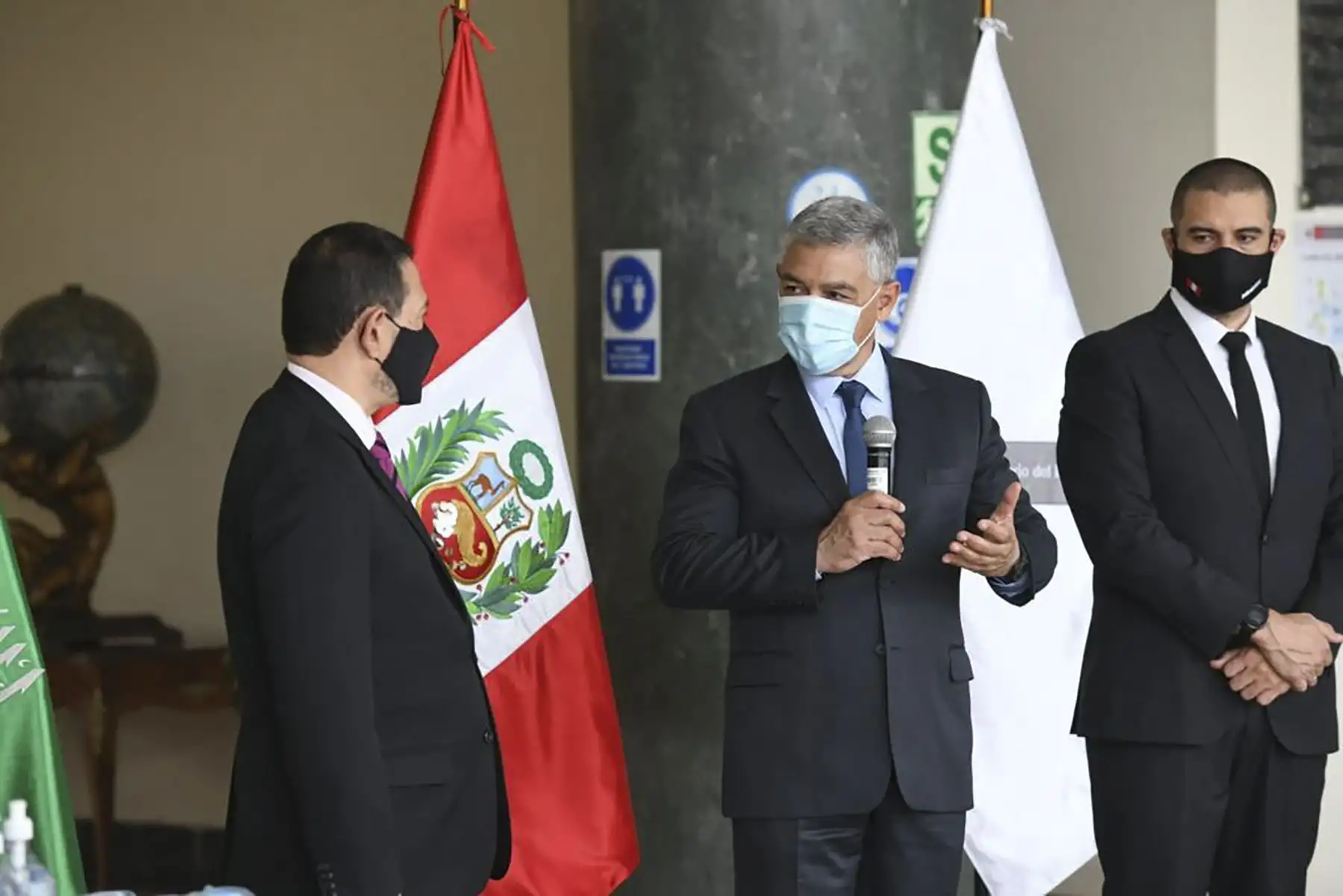 Ministro del Interior, José Elice, recibe donación de equipos de protección personal del Reino de Arabia Saudita para la Dirección General de Seguridad Ciudadana del Ministerio del Interior. La entrega fue realizada por el embajador árabe en Perú, Waleed Bin Abdullah Mokeem.