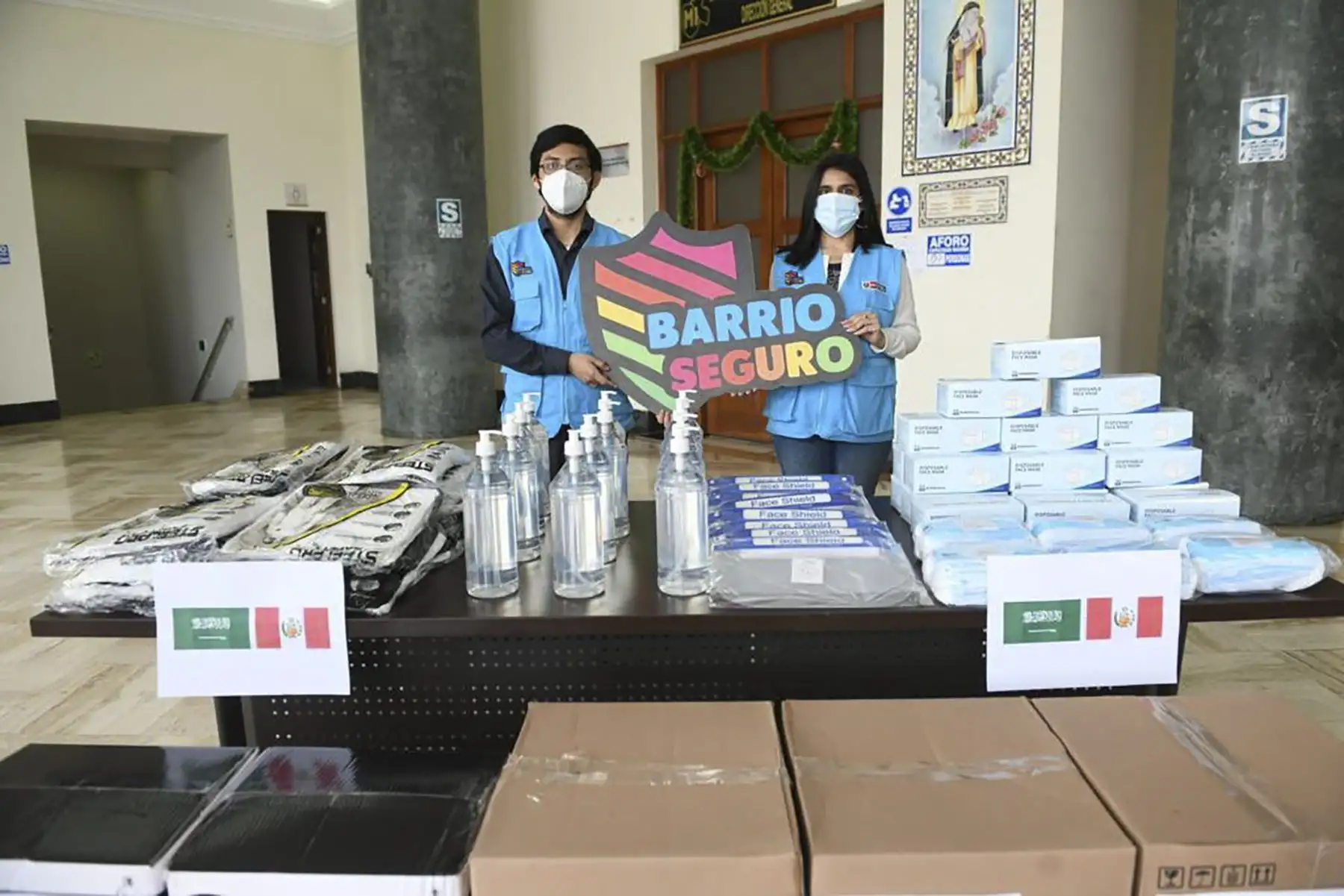 Ministro del Interior, José Elice, recibe donación de equipos de protección personal del Reino de Arabia Saudita para la Dirección General de Seguridad Ciudadana del Ministerio del Interior. La entrega fue realizada por el embajador árabe en Perú, Waleed Bin Abdullah Mokeem.