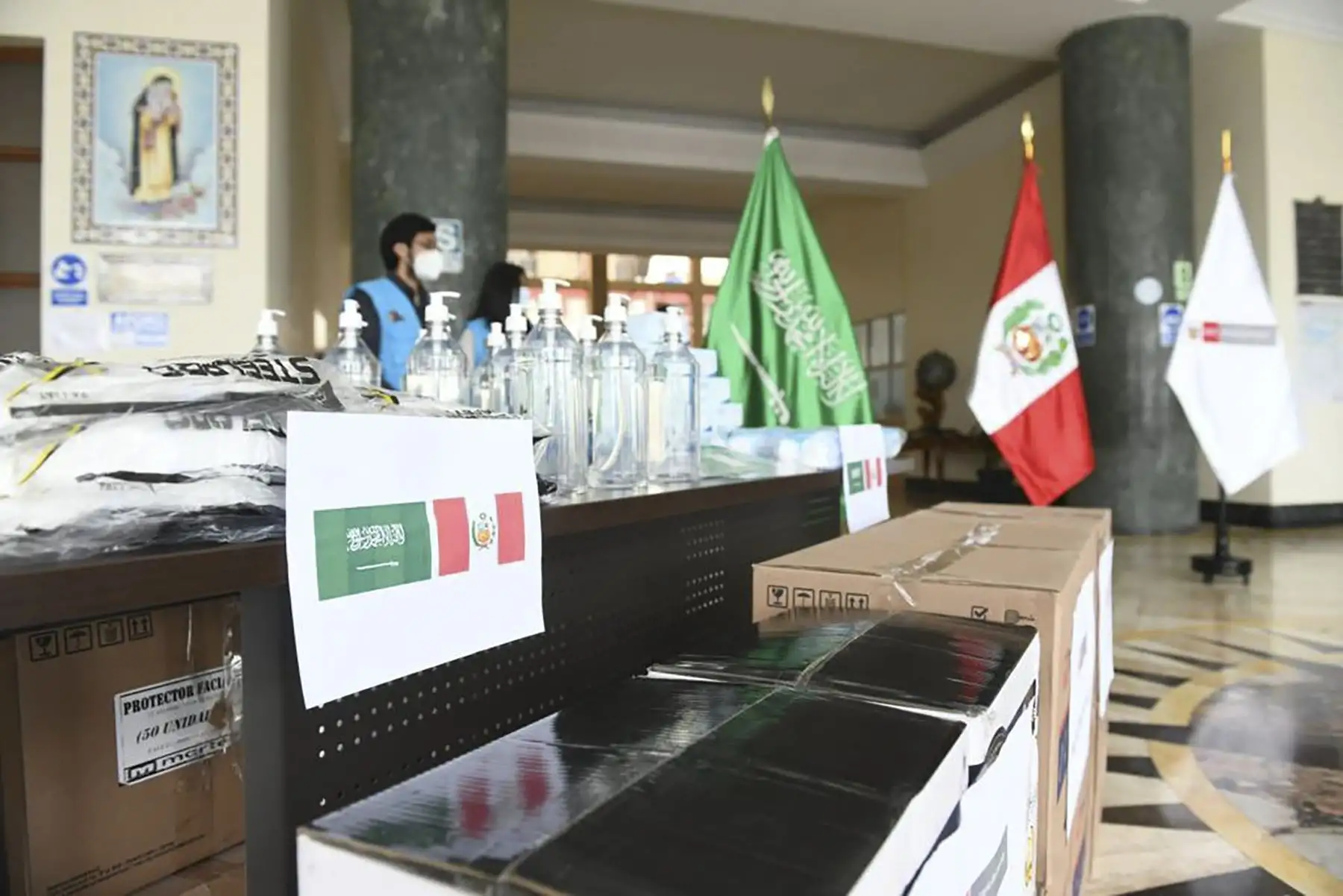 Ministro del Interior, José Elice, recibe donación de equipos de protección personal del Reino de Arabia Saudita para la Dirección General de Seguridad Ciudadana del Ministerio del Interior. La entrega fue realizada por el embajador árabe en Perú, Waleed Bin Abdullah Mokeem.