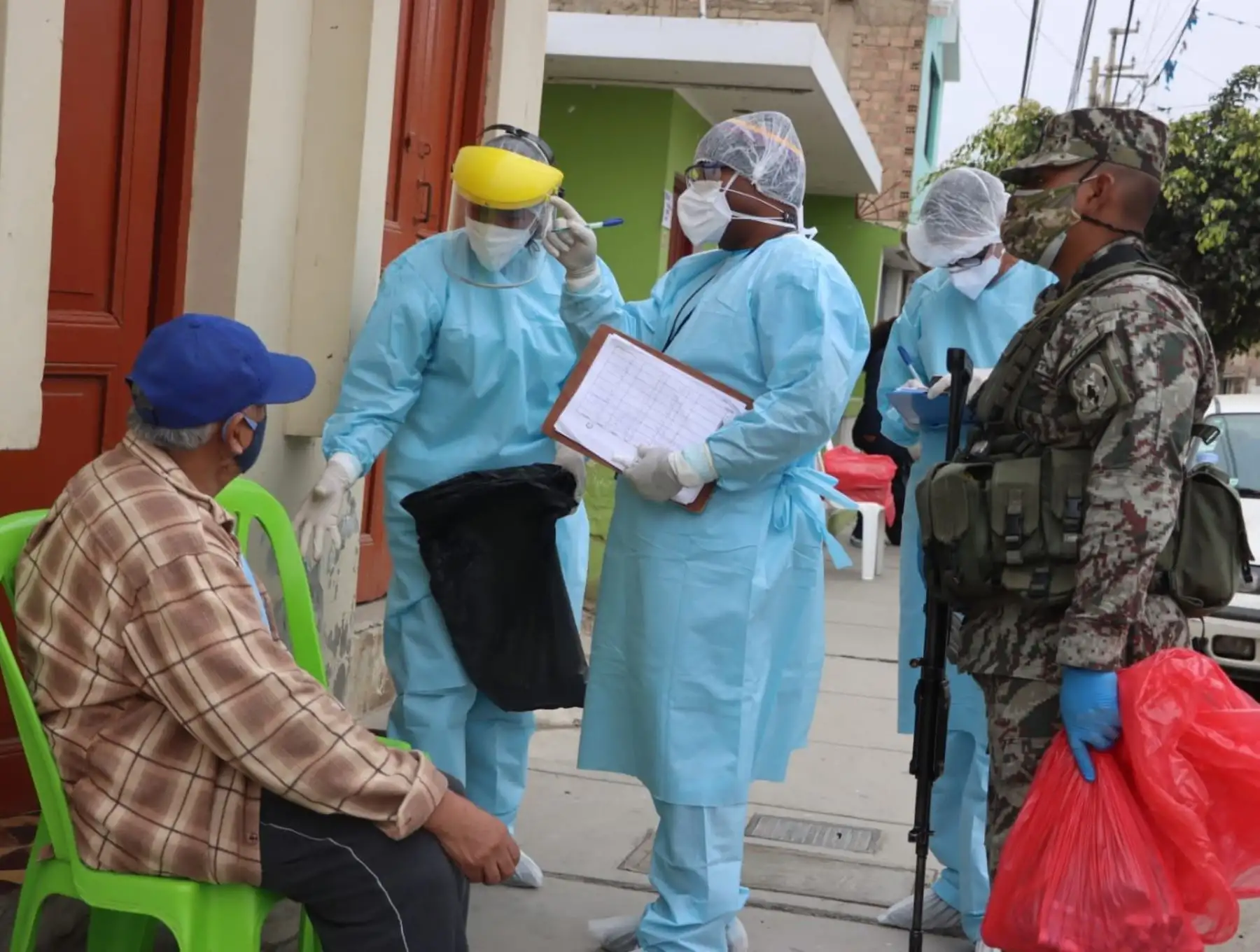 Autoridades de Salud de Áncash realizan estudio de seroprevalencia en Nuevo Chimbote para medir  factores de riesgo del coronavirus.