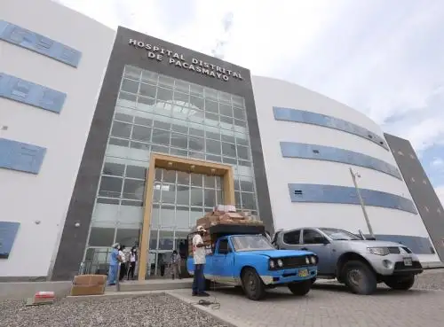 Personal del Programa Nacional de Inversiones en Salud (Pronis) del Minsa supervisa el traslado del personal de salud al nuevo Hospital Distrital de Pacasmayo que entrará en funcionamiento antes de fin de año.