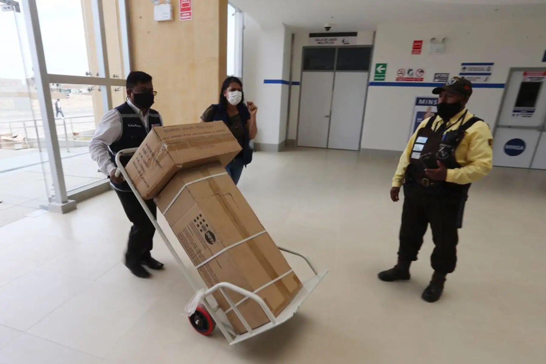 El Ministerio de Salud informa que el Programa Nacional de Inversiones en Salud  supervisa el traslado del personal de salud, acervo documentario e historias clínicas respectivo al Nuevo Hospital Distrital de Pacasmayo, en La Libertad, que entrará en funcionamiento antes de fin de año en beneficio de los 100,000 habitantes de esta provincia.
Foto: Minsa