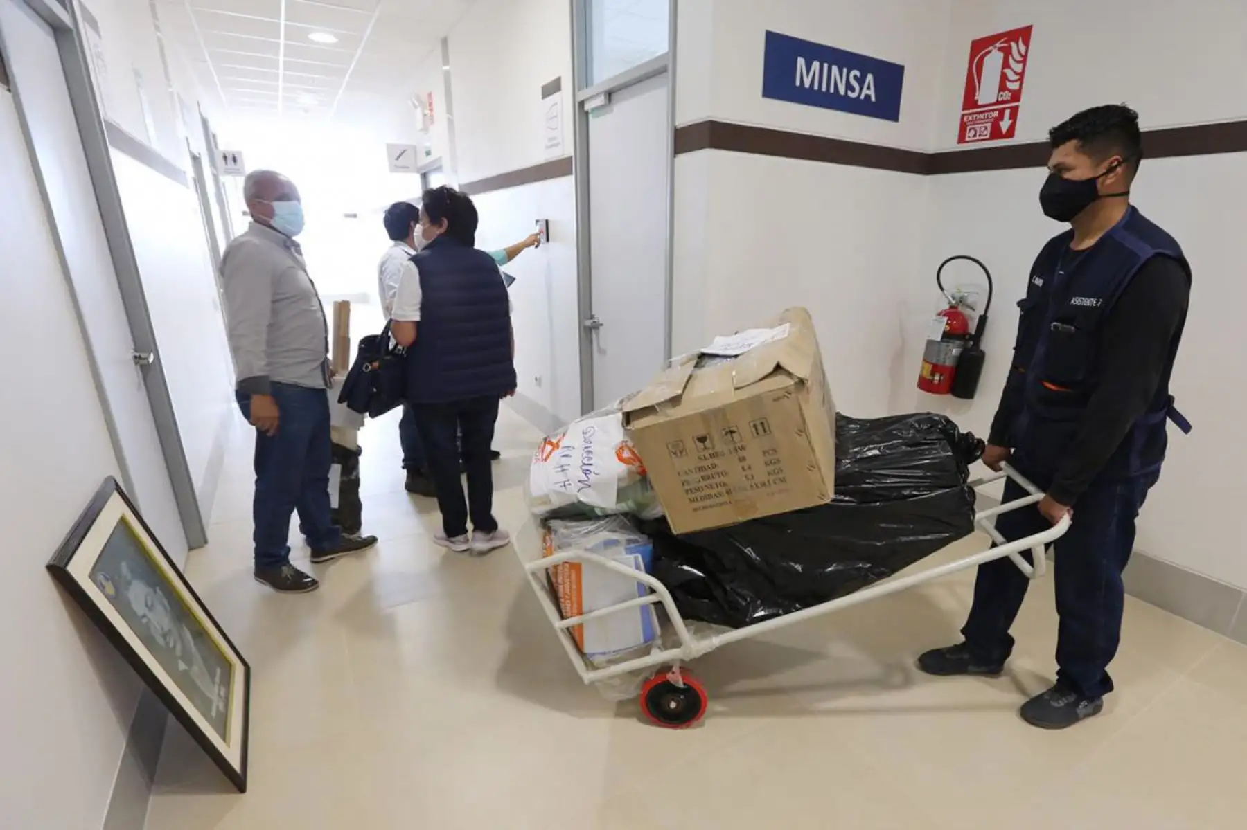 El Ministerio de Salud informa que el Programa Nacional de Inversiones en Salud  supervisa el traslado del personal de salud, acervo documentario e historias clínicas respectivo al Nuevo Hospital Distrital de Pacasmayo, en La Libertad, que entrará en funcionamiento antes de fin de año en beneficio de los 100,000 habitantes de esta provincia.
Foto: Minsa