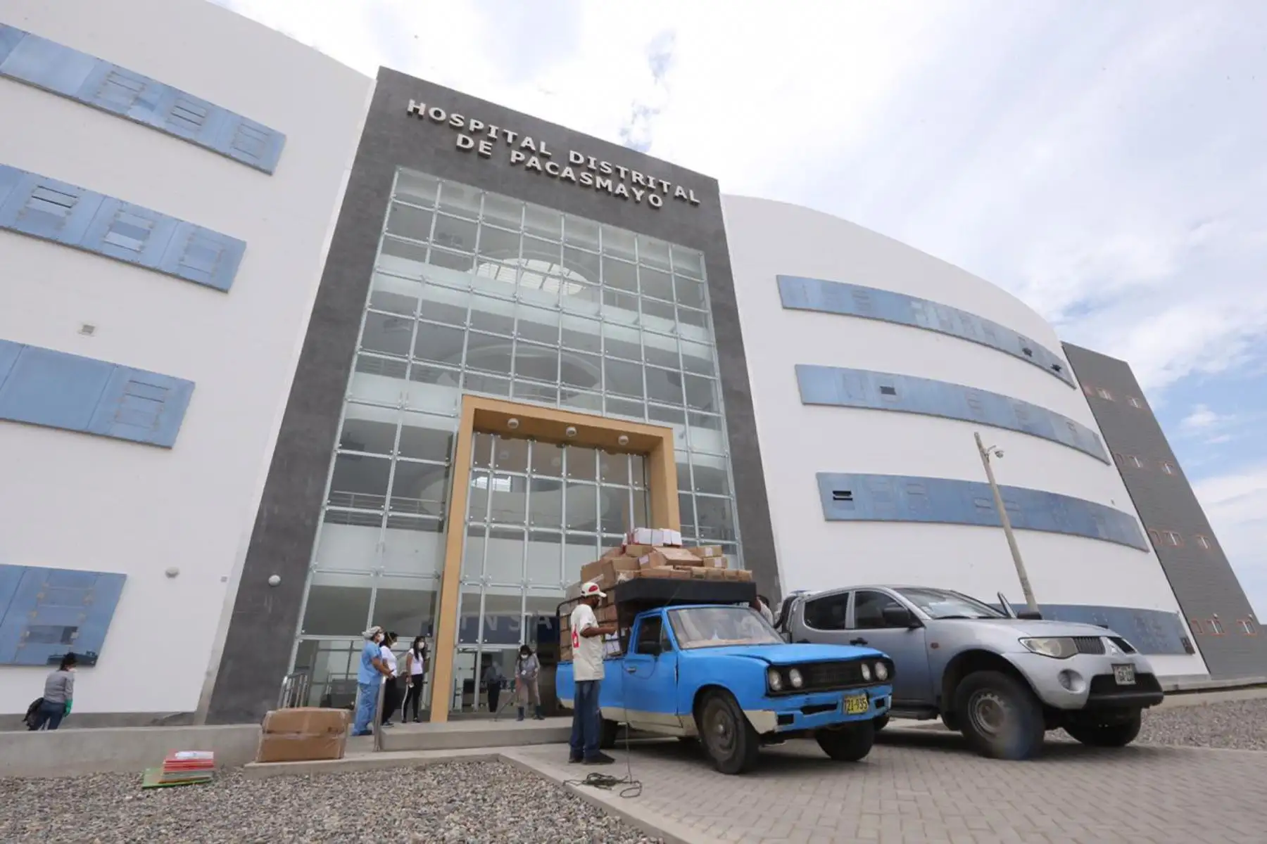 El Ministerio de Salud informa que el Programa Nacional de Inversiones en Salud  supervisa el traslado del personal de salud, acervo documentario e historias clínicas respectivo al Nuevo Hospital Distrital de Pacasmayo, en La Libertad, que entrará en funcionamiento antes de fin de año en beneficio de los 100,000 habitantes de esta provincia.
Foto: Minsa