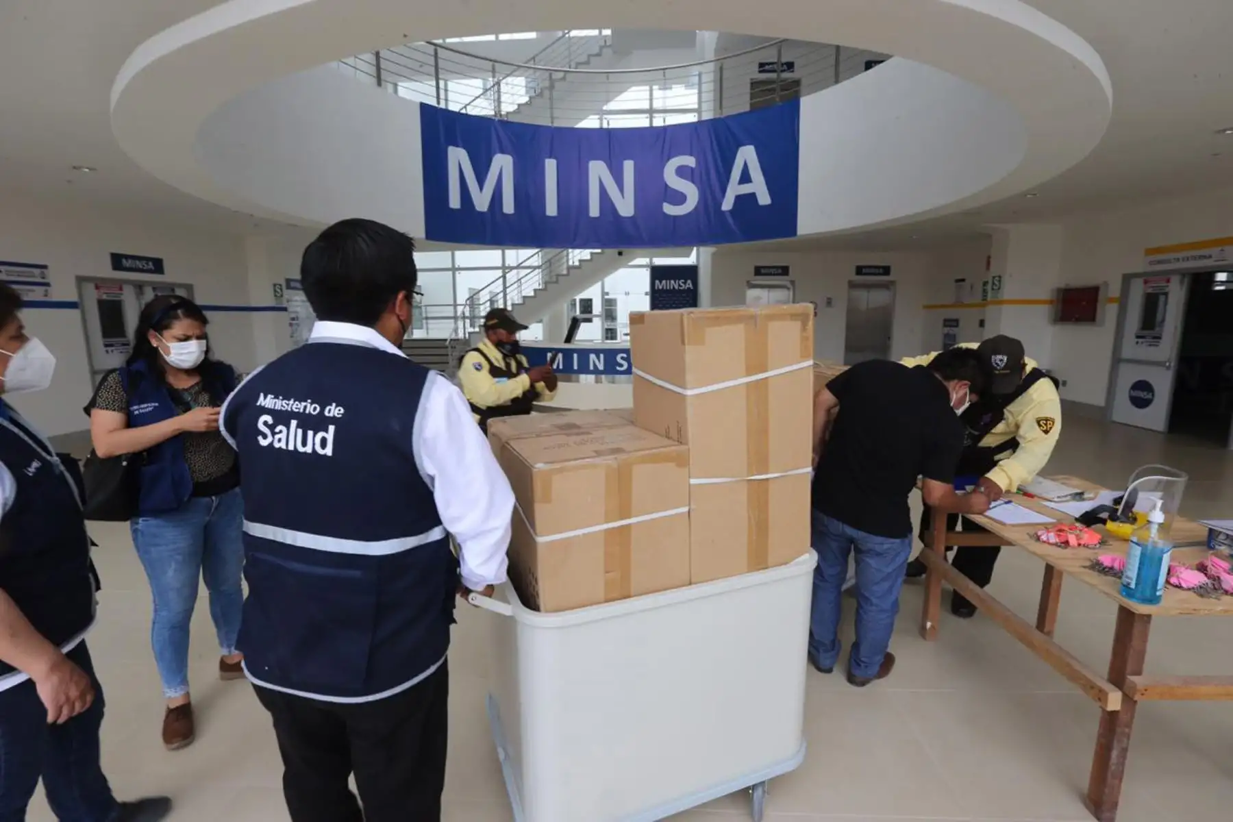 El Ministerio de Salud informa que el Programa Nacional de Inversiones en Salud  supervisa el traslado del personal de salud, acervo documentario e historias clínicas respectivo al Nuevo Hospital Distrital de Pacasmayo, en La Libertad, que entrará en funcionamiento antes de fin de año en beneficio de los 100,000 habitantes de esta provincia.
Foto: Minsa