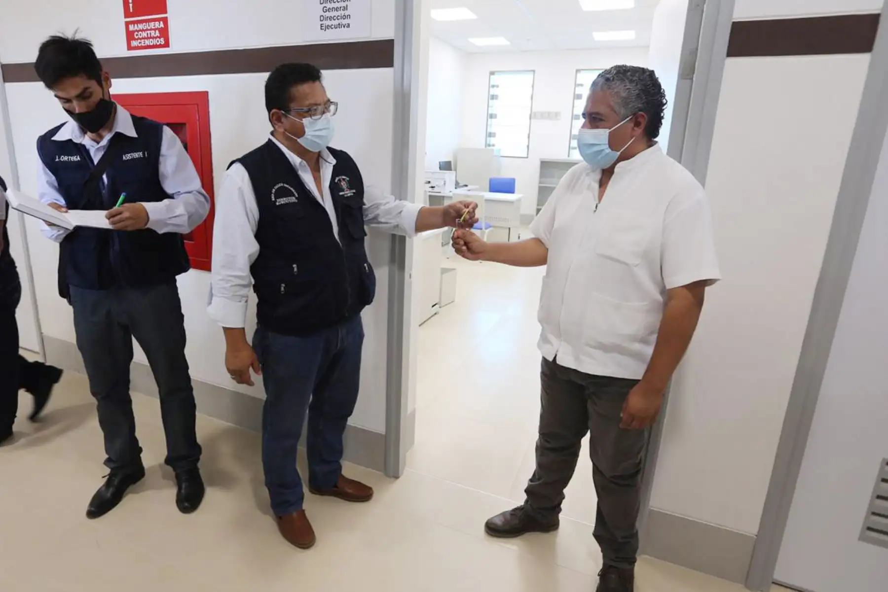 El Ministerio de Salud informa que el Programa Nacional de Inversiones en Salud  supervisa el traslado del personal de salud, acervo documentario e historias clínicas respectivo al Nuevo Hospital Distrital de Pacasmayo, en La Libertad, que entrará en funcionamiento antes de fin de año en beneficio de los 100,000 habitantes de esta provincia.
Foto: Minsa