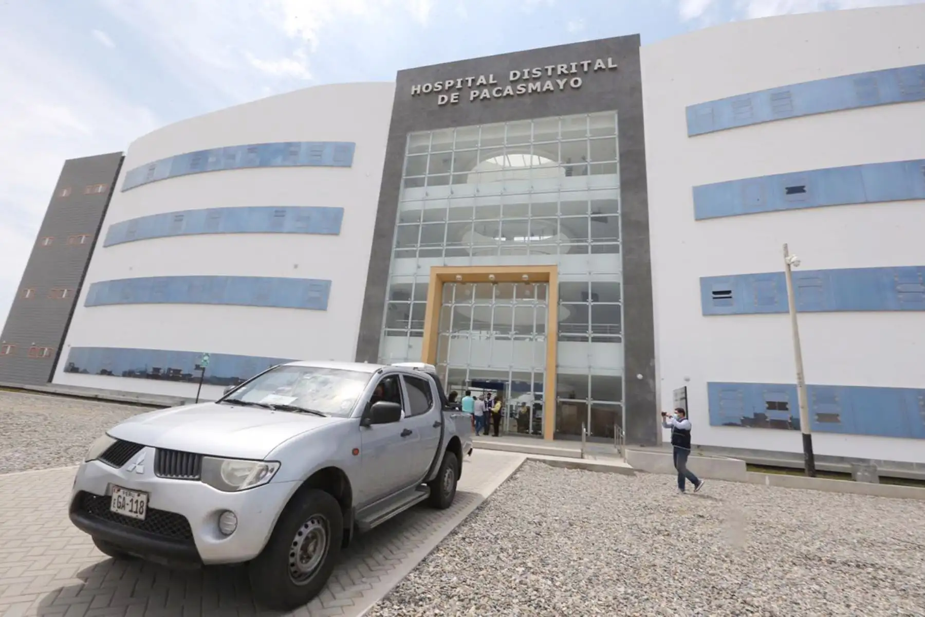 El Ministerio de Salud informa que el Programa Nacional de Inversiones en Salud  supervisa el traslado del personal de salud, acervo documentario e historias clínicas respectivo al Nuevo Hospital Distrital de Pacasmayo, en La Libertad, que entrará en funcionamiento antes de fin de año en beneficio de los 100,000 habitantes de esta provincia.
Foto: Minsa
