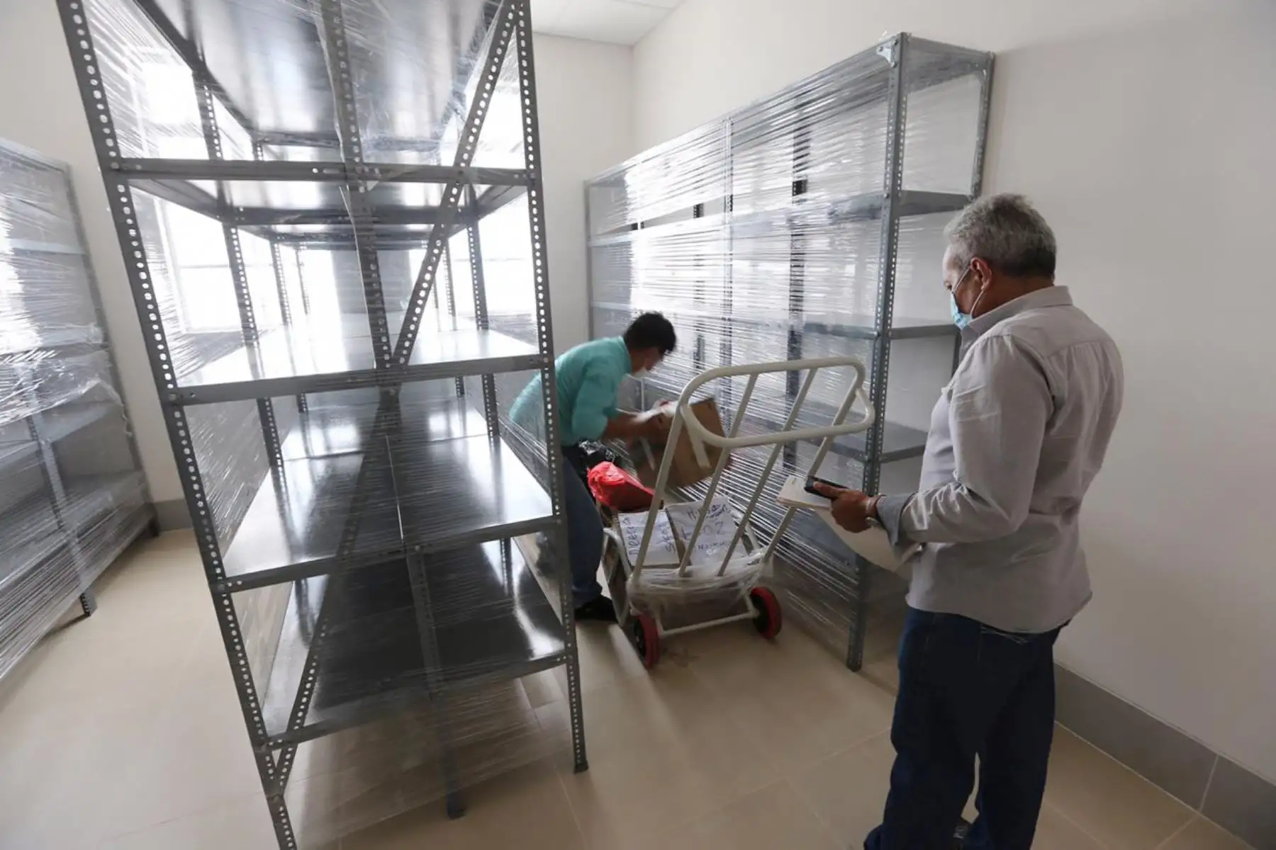 El Ministerio de Salud informa que el Programa Nacional de Inversiones en Salud  supervisa el traslado del personal de salud, acervo documentario e historias clínicas respectivo al Nuevo Hospital Distrital de Pacasmayo, en La Libertad, que entrará en funcionamiento antes de fin de año en beneficio de los 100,000 habitantes de esta provincia.
Foto: Minsa