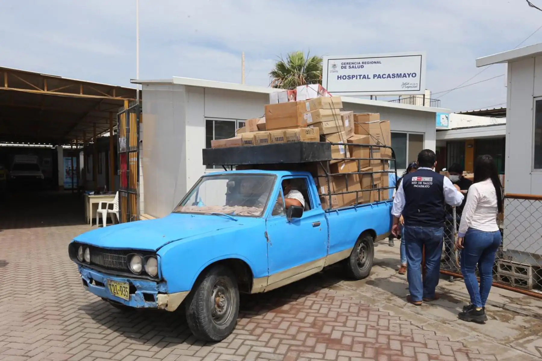 El Ministerio de Salud informa que el Programa Nacional de Inversiones en Salud  supervisa el traslado del personal de salud, acervo documentario e historias clínicas respectivo al Nuevo Hospital Distrital de Pacasmayo, en La Libertad, que entrará en funcionamiento antes de fin de año en beneficio de los 100,000 habitantes de esta provincia.
Foto: Minsa