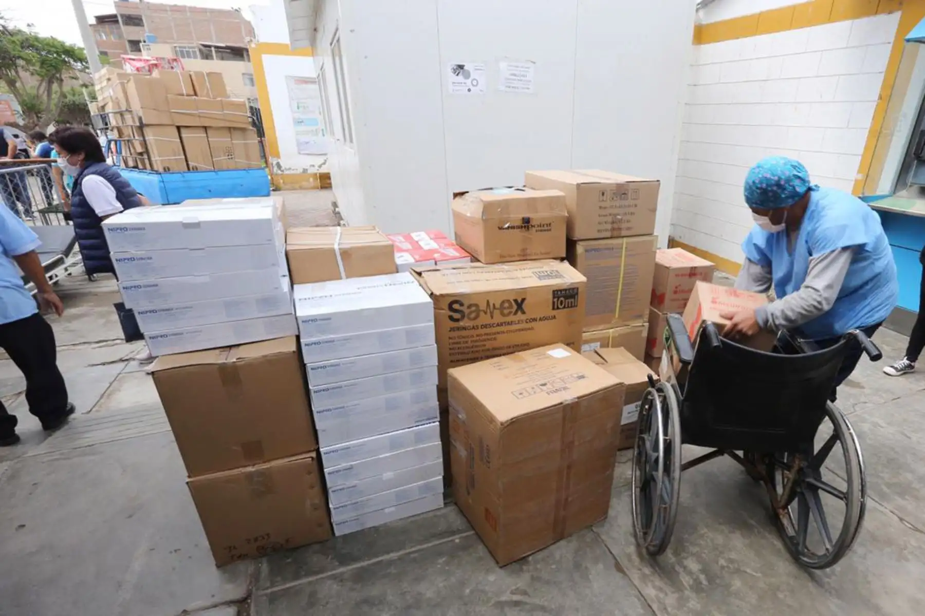 El Ministerio de Salud informa que el Programa Nacional de Inversiones en Salud  supervisa el traslado del personal de salud, acervo documentario e historias clínicas respectivo al Nuevo Hospital Distrital de Pacasmayo, en La Libertad, que entrará en funcionamiento antes de fin de año en beneficio de los 100,000 habitantes de esta provincia.
Foto: Minsa