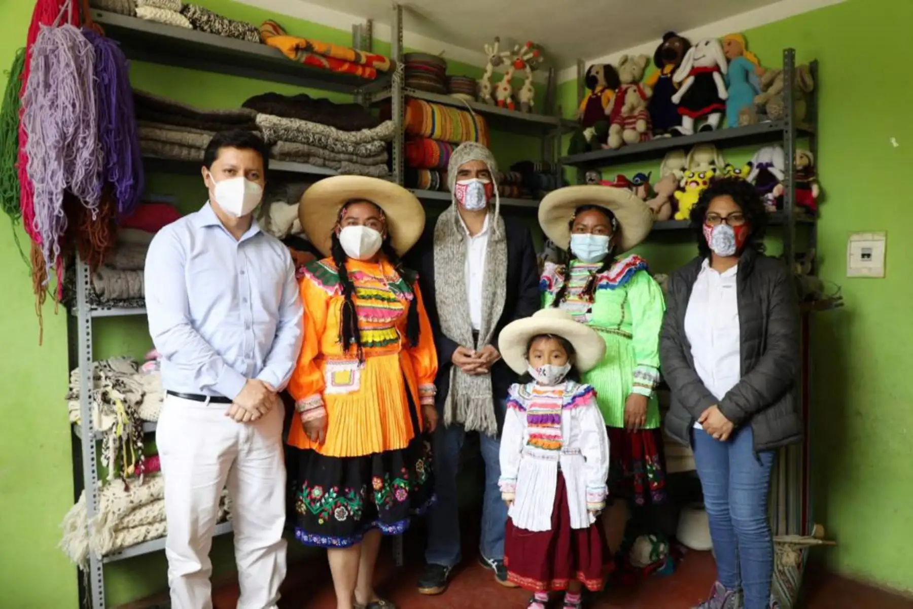 Ministro de Cultura, Alejandro Neyra visita La Libertad , para entregar la ayuda a los diversos grupos culturales de la región. Hasta el momento 377 personas beneficiarias, representadas en 9 solicitantes de Patrimonio Cultural Inmaterial, y 59 de las industrias Culturales y Artes.
Foto: Mincul