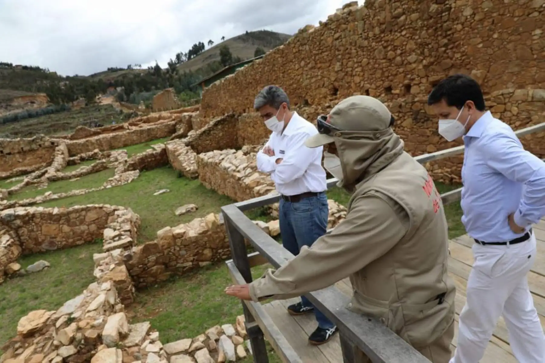 Ministro de Cultura, Alejandro Neyra visita la Unidad Ejecutora Marcahuamachuco. Cabe resaltar que desde su creación se han ejecutado 9 proyectos de inversión, con más de 30 millones de soles destinados hasta la fecha en Marcahuamachuco, Wiracochapampa y Cerro Miraflores.
Foto: Mincul