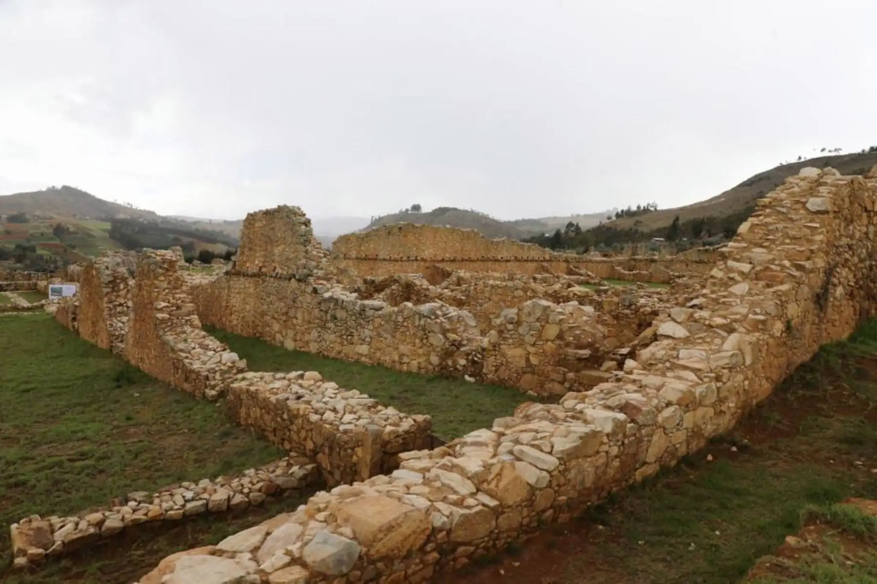 Ministro de Cultura, Alejandro Neyra visita la Unidad Ejecutora Marcahuamachuco. Cabe resaltar que desde su creación se han ejecutado 9 proyectos de inversión, con más de 30 millones de soles destinados hasta la fecha en Marcahuamachuco, Wiracochapampa y Cerro Miraflores.
Foto: Mincul