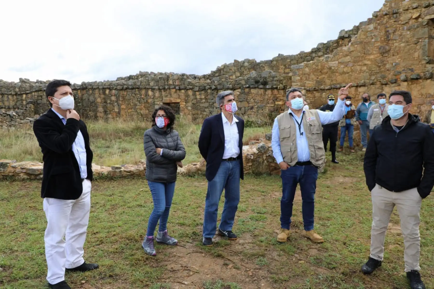 Ministro de Cultura, Alejandro Neyra visita la Unidad Ejecutora Marcahuamachuco. Cabe resaltar que desde su creación se han ejecutado 9 proyectos de inversión, con más de 30 millones de soles destinados hasta la fecha en Marcahuamachuco, Wiracochapampa y Cerro Miraflores.
Foto: Mincul