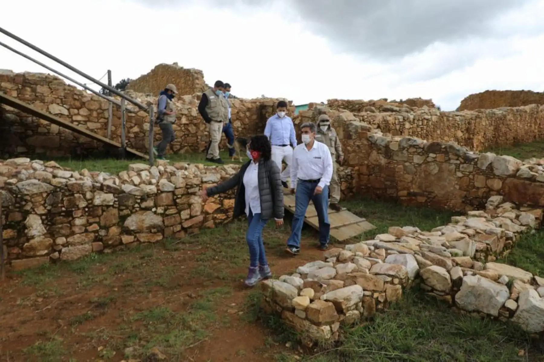 Ministro de Cultura, Alejandro Neyra visita la Unidad Ejecutora Marcahuamachuco. Cabe resaltar que desde su creación se han ejecutado 9 proyectos de inversión, con más de 30 millones de soles destinados hasta la fecha en Marcahuamachuco, Wiracochapampa y Cerro Miraflores.
Foto: Mincul