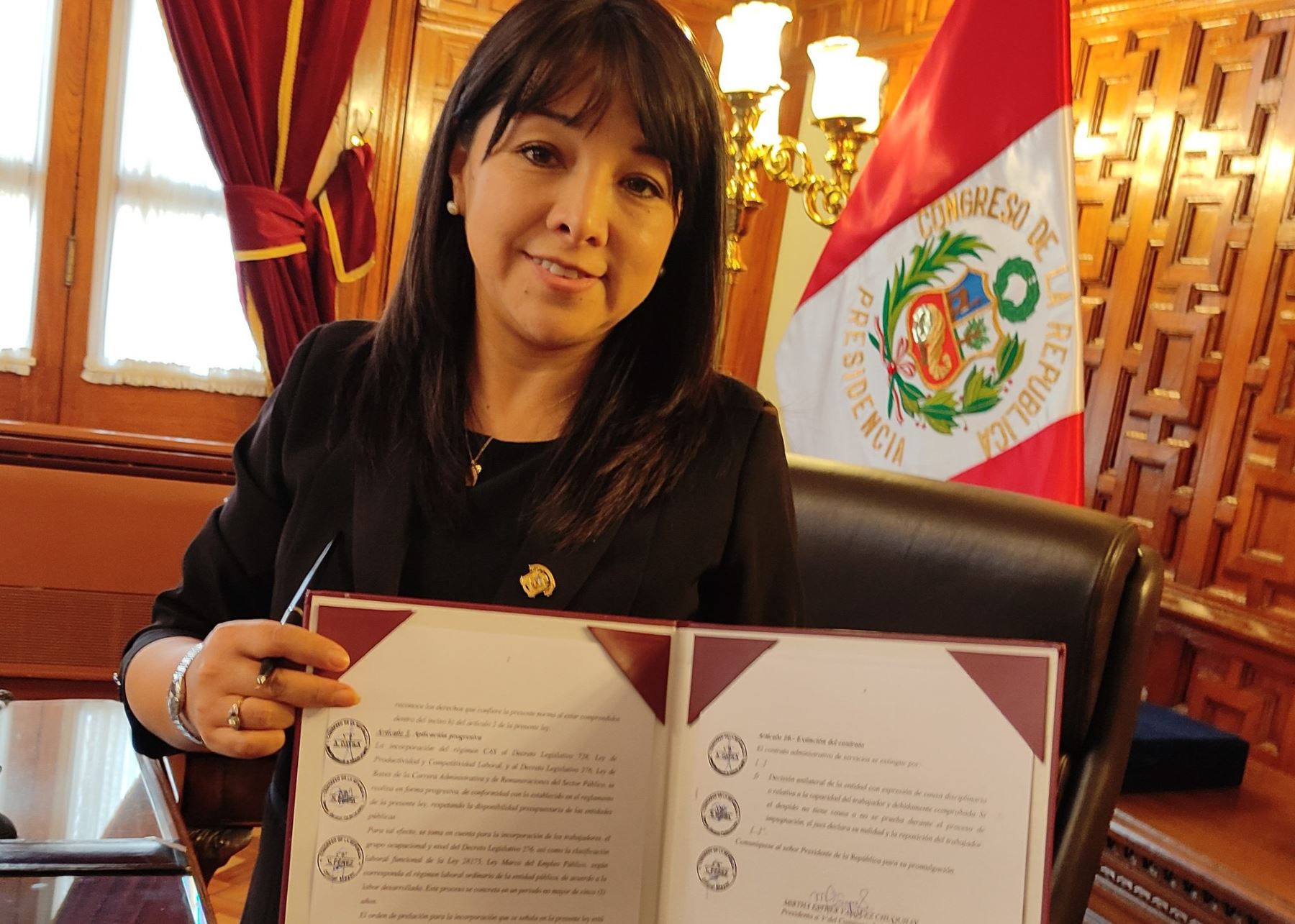 Presidenta del Congreso, Mirtha Vásquez, firmó autógrafa de ley que elimina régimen CAS.