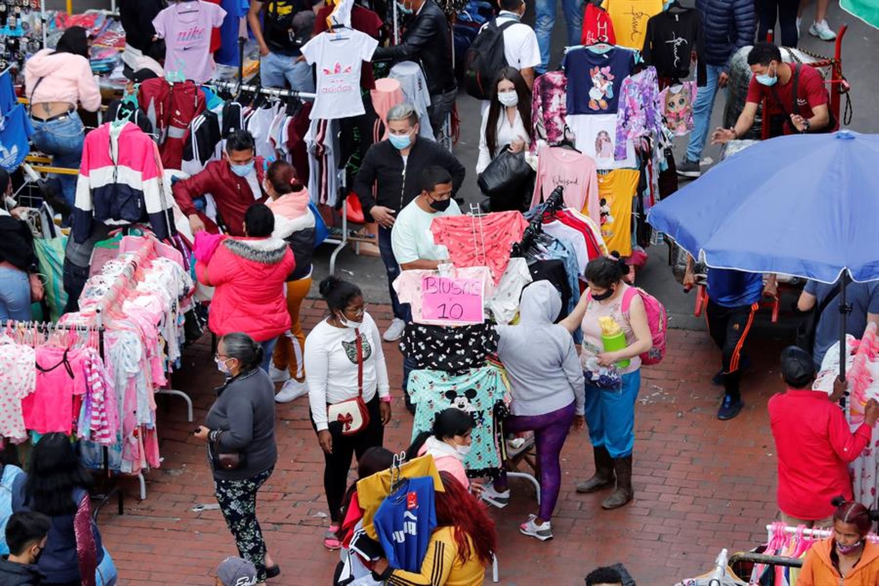 Ciudadanos se aglomeran hoy mientras hacen compras navideñas en el popular sector de San Victorino, en Bogotá.