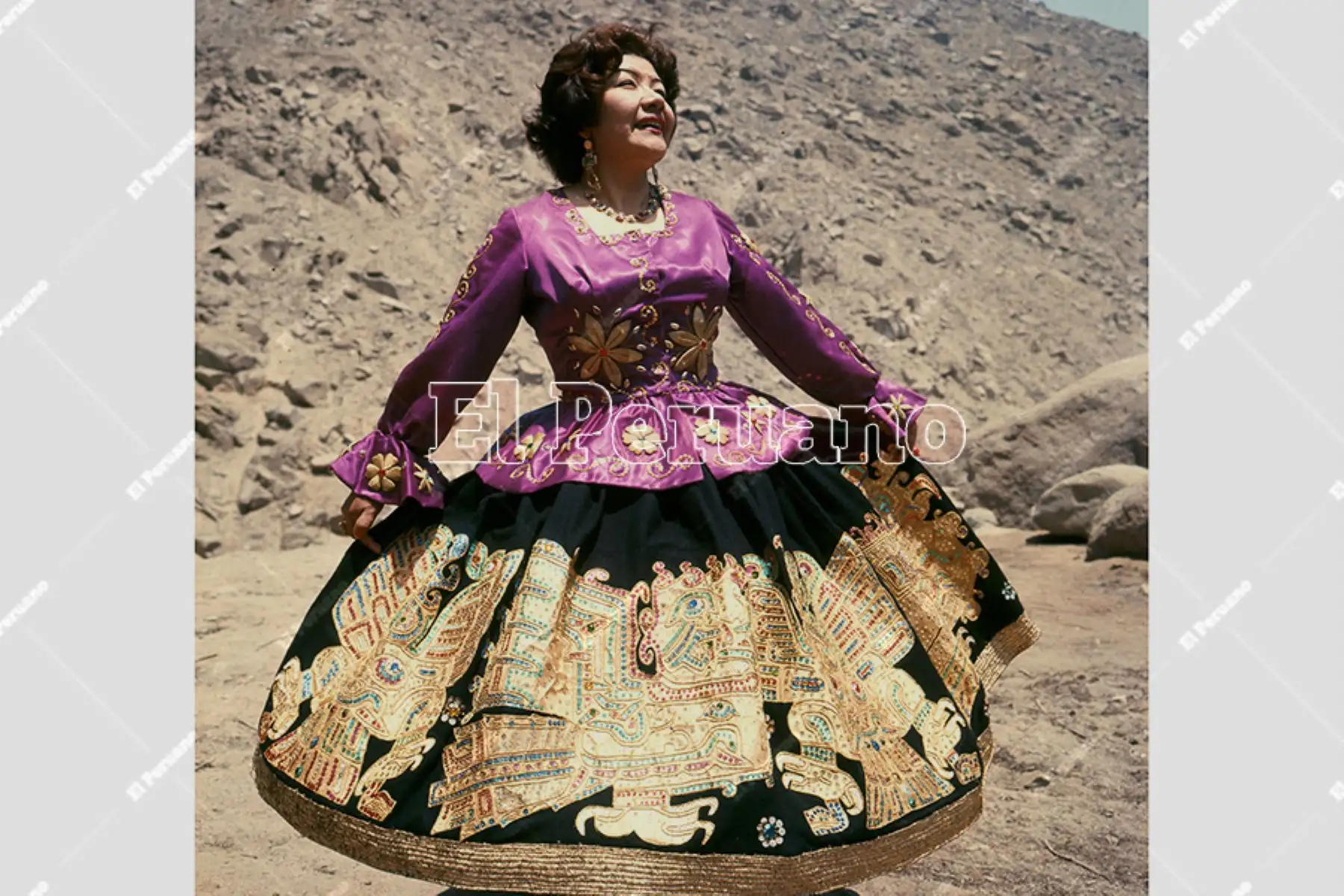 Lima - setiembre 1985. Pastorita Huaracina participa en una producción fotográfica para el diario La Crónica, medio en el que también difundió la cultura popular y las expresiones artísticas del interior del país. Foto: Archivo Histórico El Peruano.
