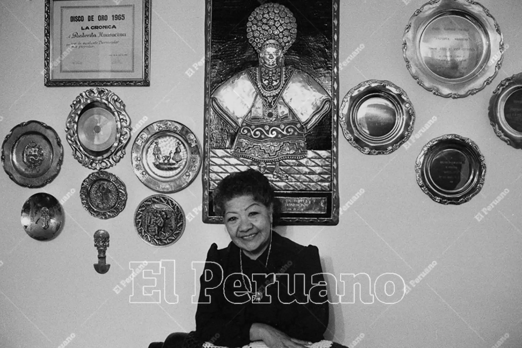 Lima - 12 setiembre 1988. María Alvarado Trujillo aparece junto a diversos reconocimientos y elementos vinculados a su carrera artística, reflejo del impacto que alcanzó en la difusión de la música andina. Foto: Archivo Histórico El Peruano / Rómulo Luja.
