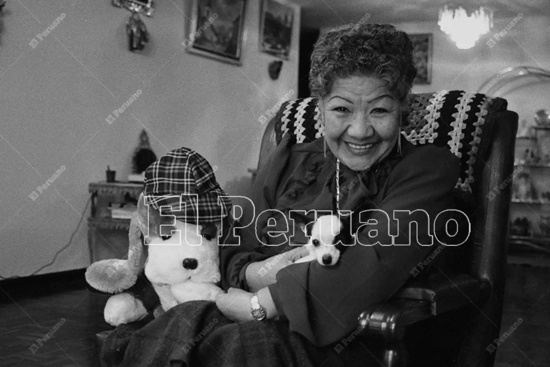 Lima - 12 setiembre 1988. Pastorita Huaracina posa durante una sesión fotográfica realizada para una publicación periodística, en una etapa de consolidación de su trayectoria artística y radial. Foto: Archivo Histórico El Peruano / Rómulo Luja.