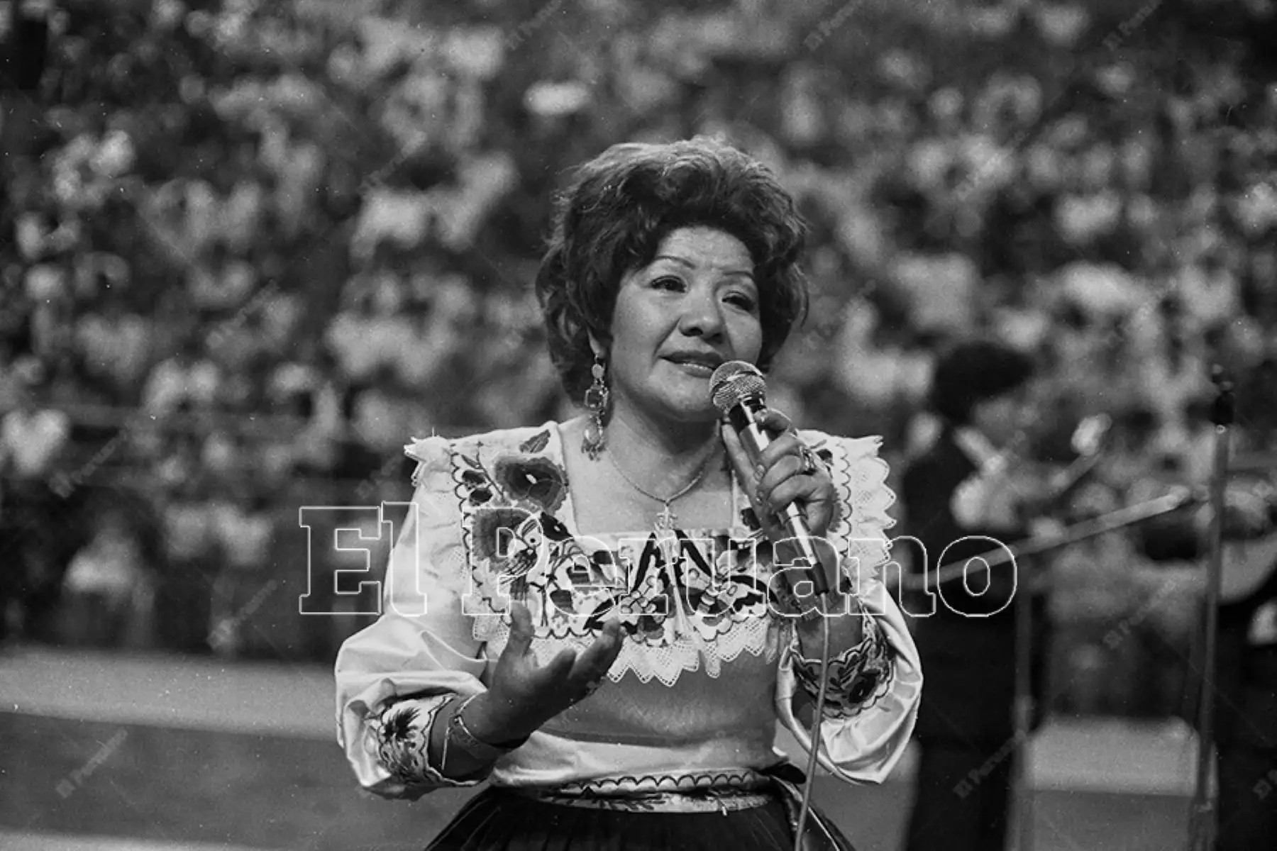 Lima - 19 diciembre 1976. La cantante folclórica María Alvarado Trujillo, “Pastorita Huaracina”, ofrece una multitudinaria presentación en el coliseo del Puente del Ejército, uno de los escenarios más emblemáticos de la música popular peruana. Foto: Archivo Histórico El Peruano.