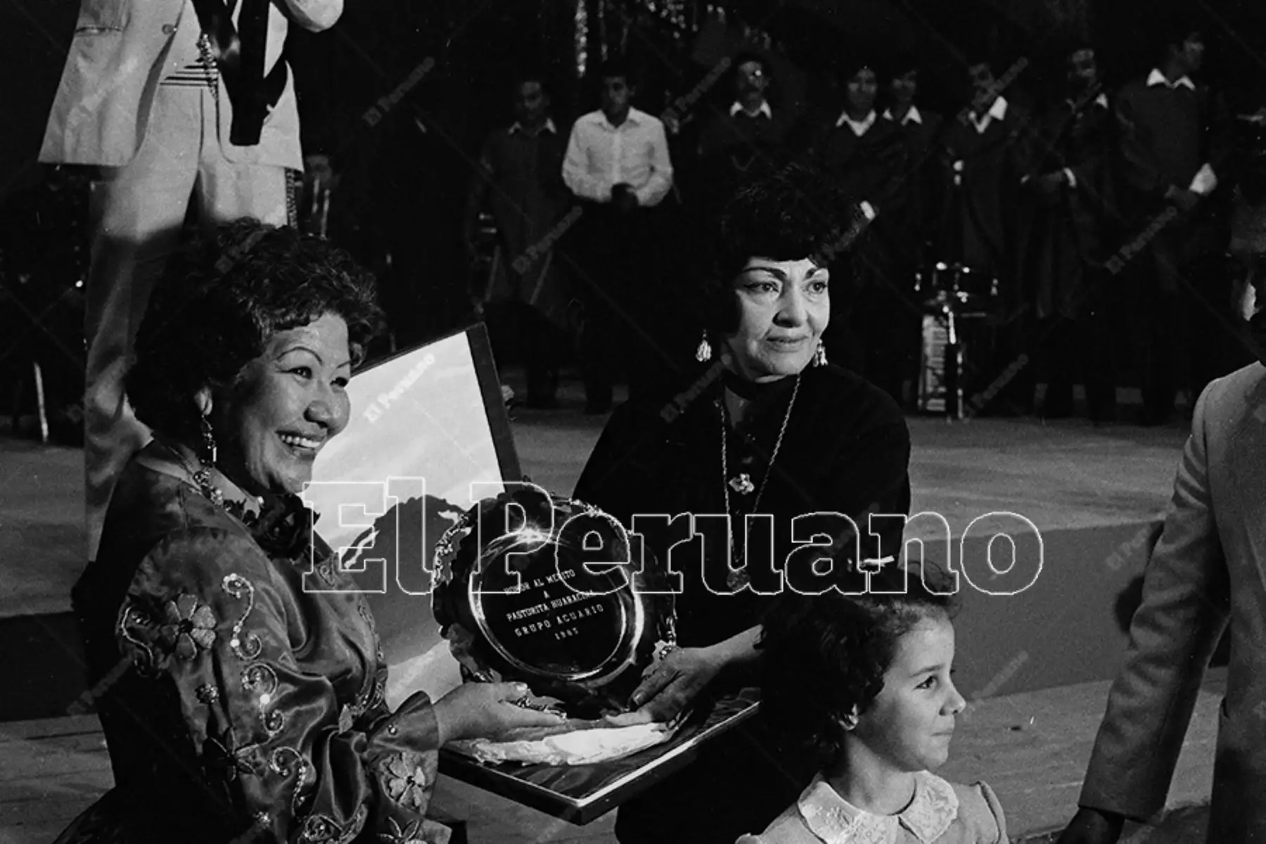 Lima - 7 julio 1985. La intérprete ancashina Pastorita Huaracina anima un festival artístico por el Día del Maestro, una de las múltiples actividades culturales en las que difundió el huayno y la identidad andina. Foto: Archivo Histórico El Peruano.