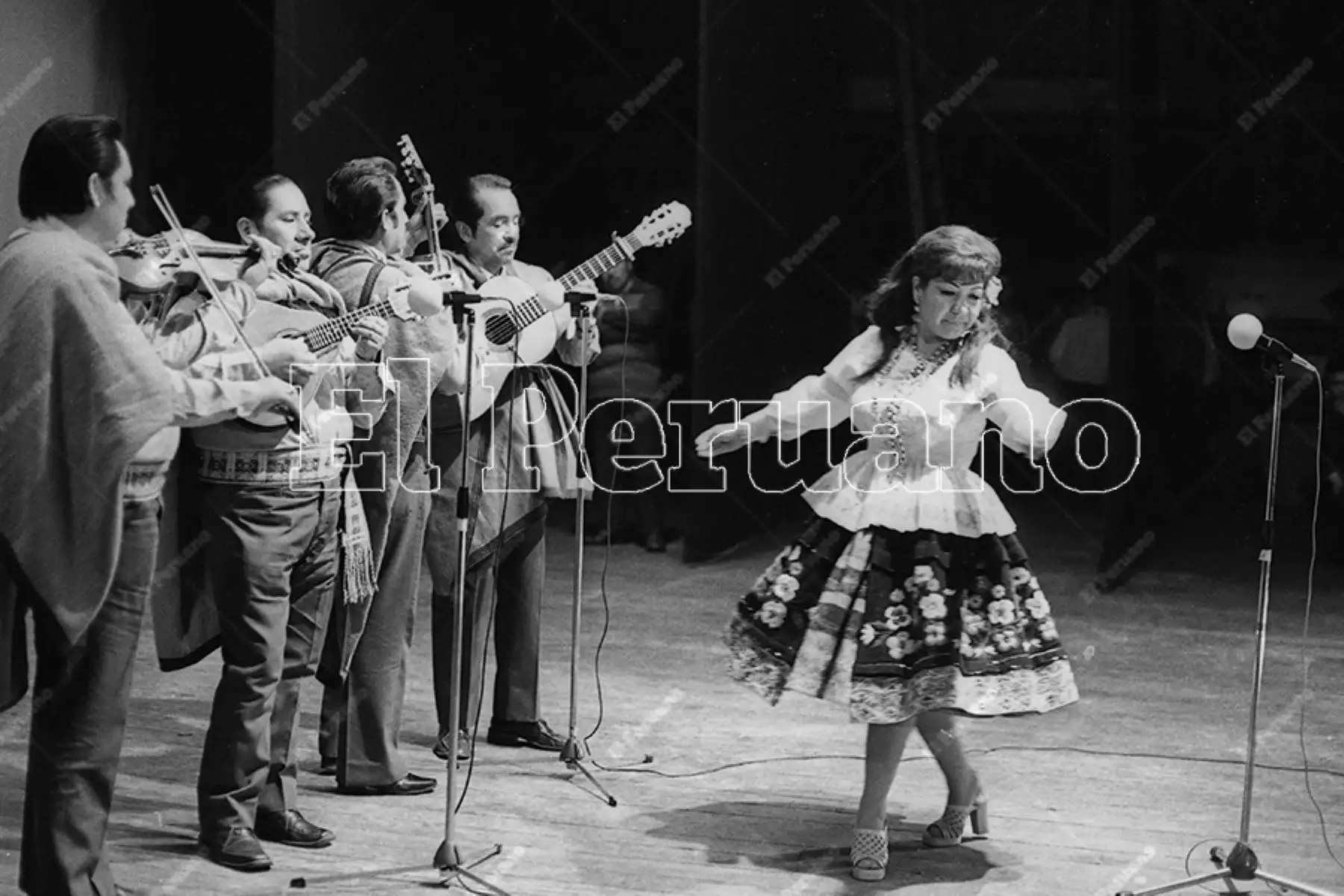 Lima - 23 setiembre 1974. María Alvarado Trujillo, conocida artísticamente como “Pastorita Huaracina”, se presenta en el teatro Felipe Pardo y Aliaga durante un concierto dedicado a la música folclórica peruana. Foto: Archivo Histórico El Peruano.