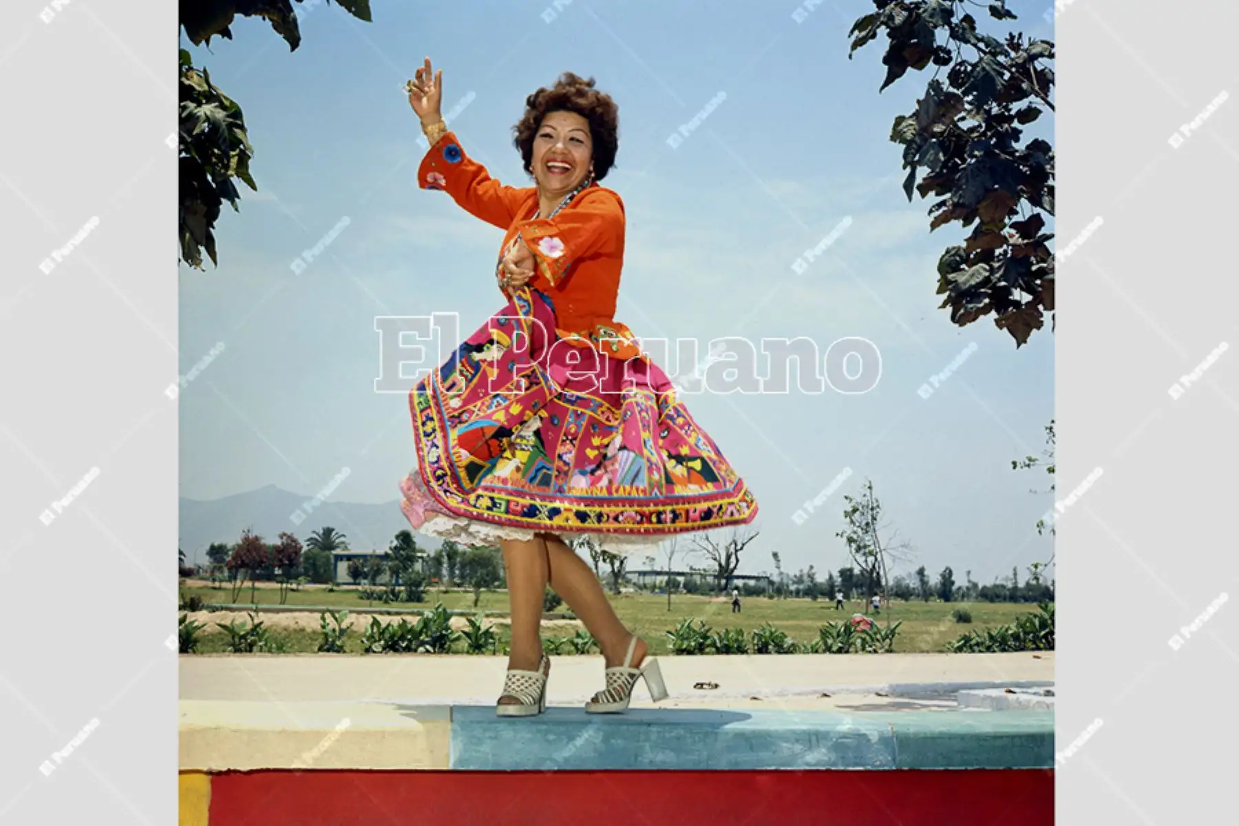 Lima - setiembre 1985. María Alvarado Trujillo, "Pastorita huaracina", en una producción para el diario La Crónica. Foto: Archivo Histórico de El Peruano