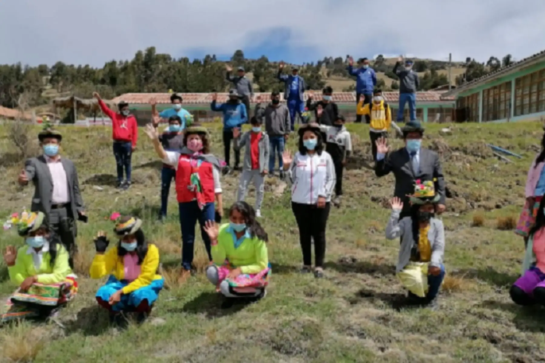 La viceministra de Gestión Pedagógica del Ministerio de Educación, Killa Miranda, visitó hoy la institución educativa 07 de Chuschi, en la región Ayacucho, donde estudian secundaria 77 niños que reciben clases semipresenciales en aula en turnos de una vez por semana por grado. Foto: Ministerio de Educación