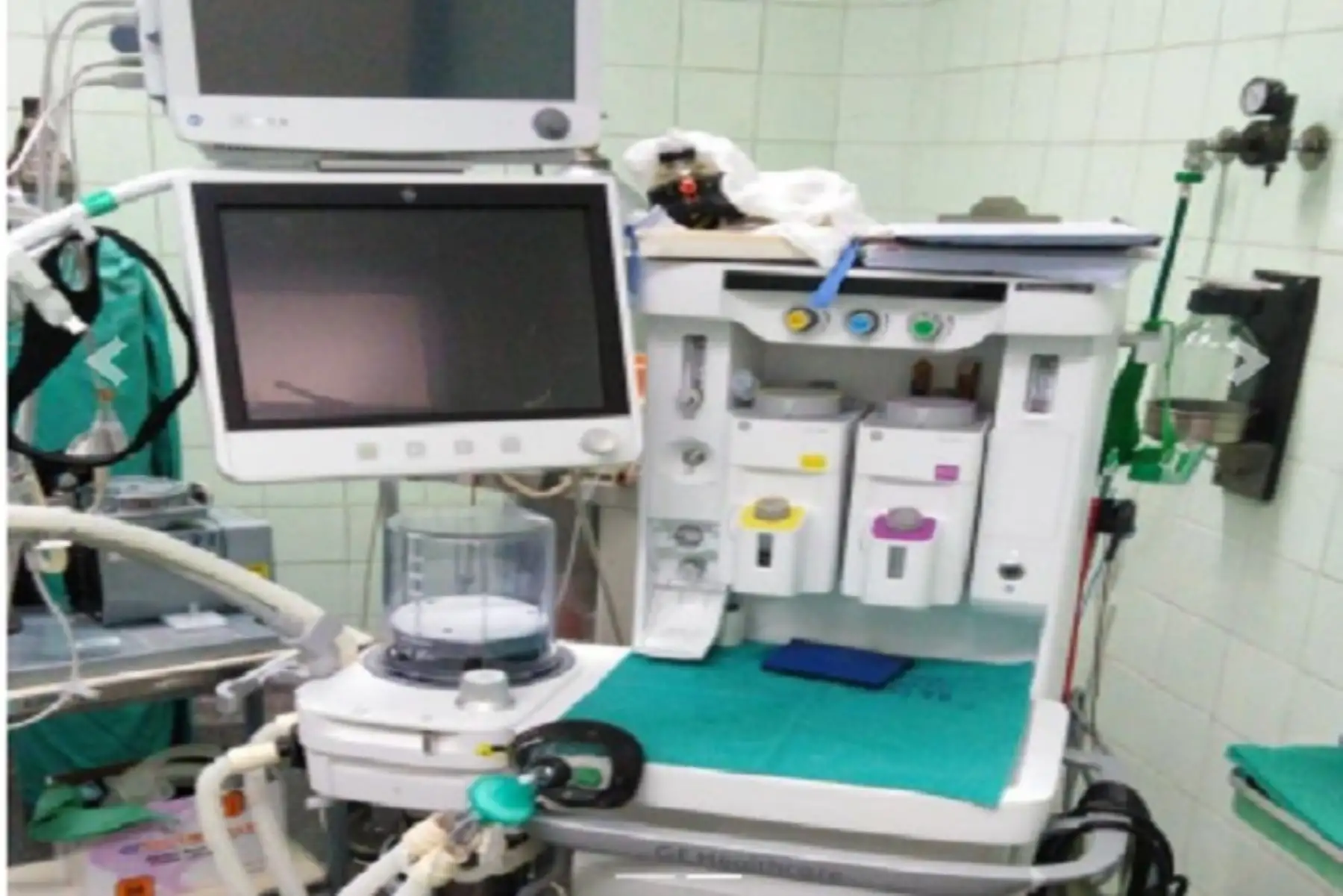 Nuevas salas de cirugía están equipadas con torres laparoscópicas y stryker, equipos de tecnología de punta que tienen una mejor resolución, además de dos electrobisturíes, una mesa de operaciones eléctricas, dos máquinas de anestesia, lámparas cialíticas portátiles y un moderno microscopio binocular