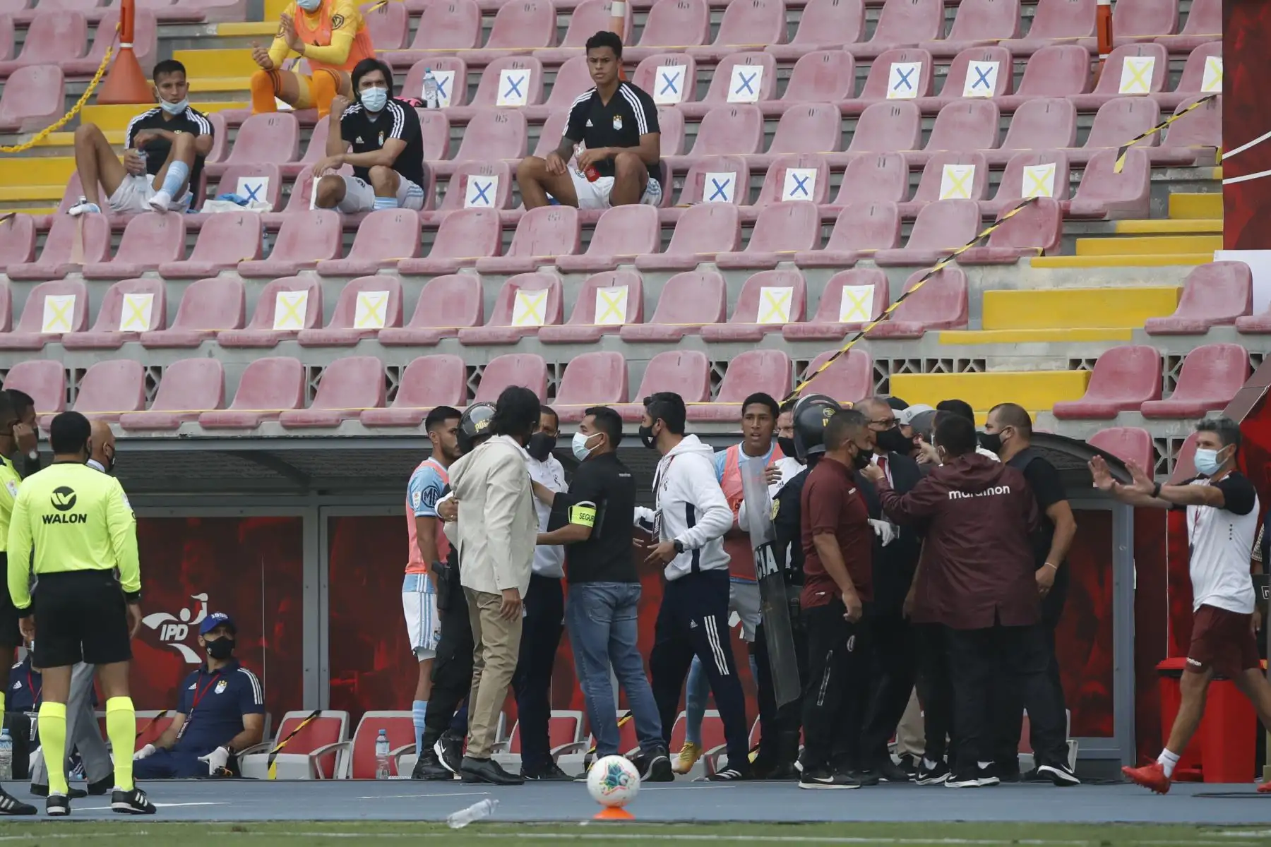 Universitario y Sporting Cristal terminaron empatados 1 a 1 en la gran final de la Liga 1. 

Foto: Liga 1/FPF