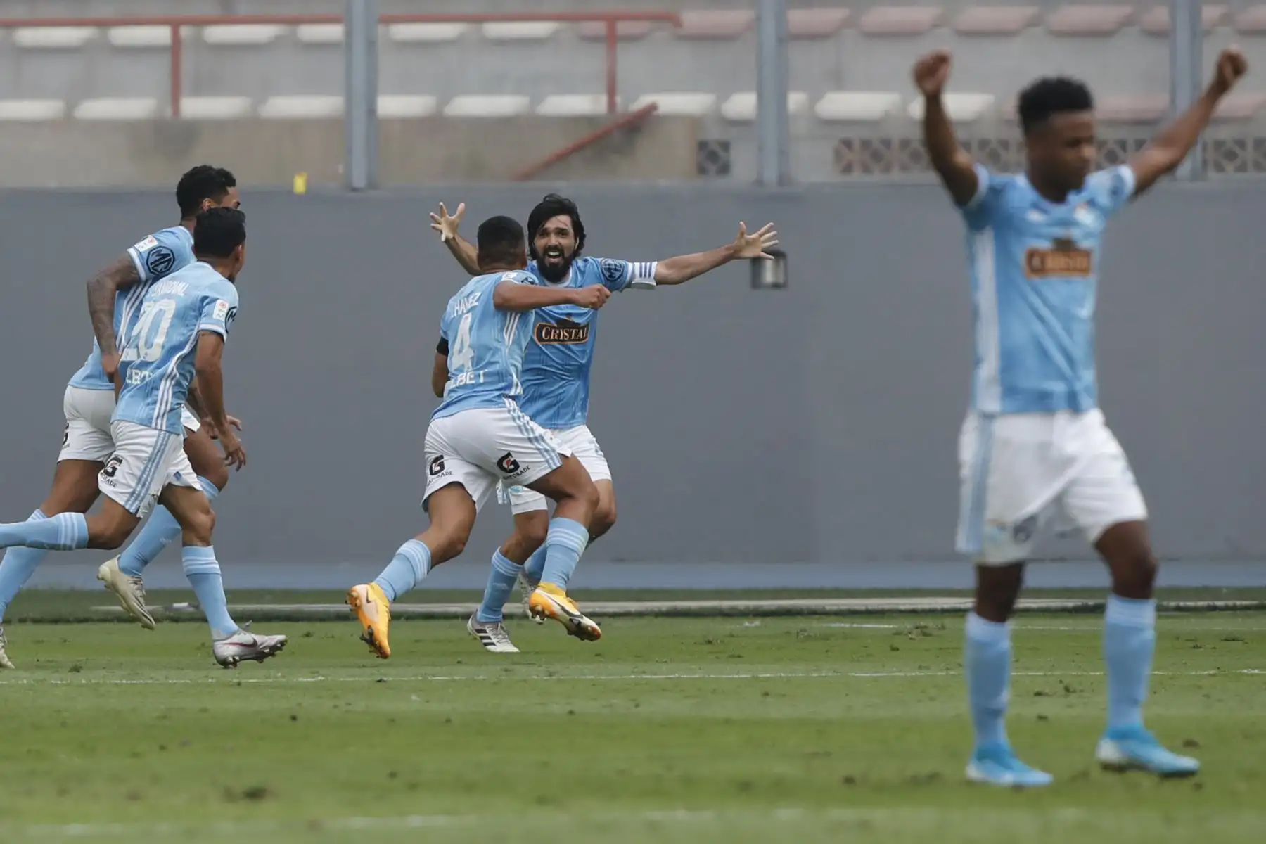 Gianfranco Chávez Y Jorge Cazulo del Sporting Cristal celebran, el gol del triunfo, durante el partido de la Liga 1. 

Foto: Liga 1/FPF