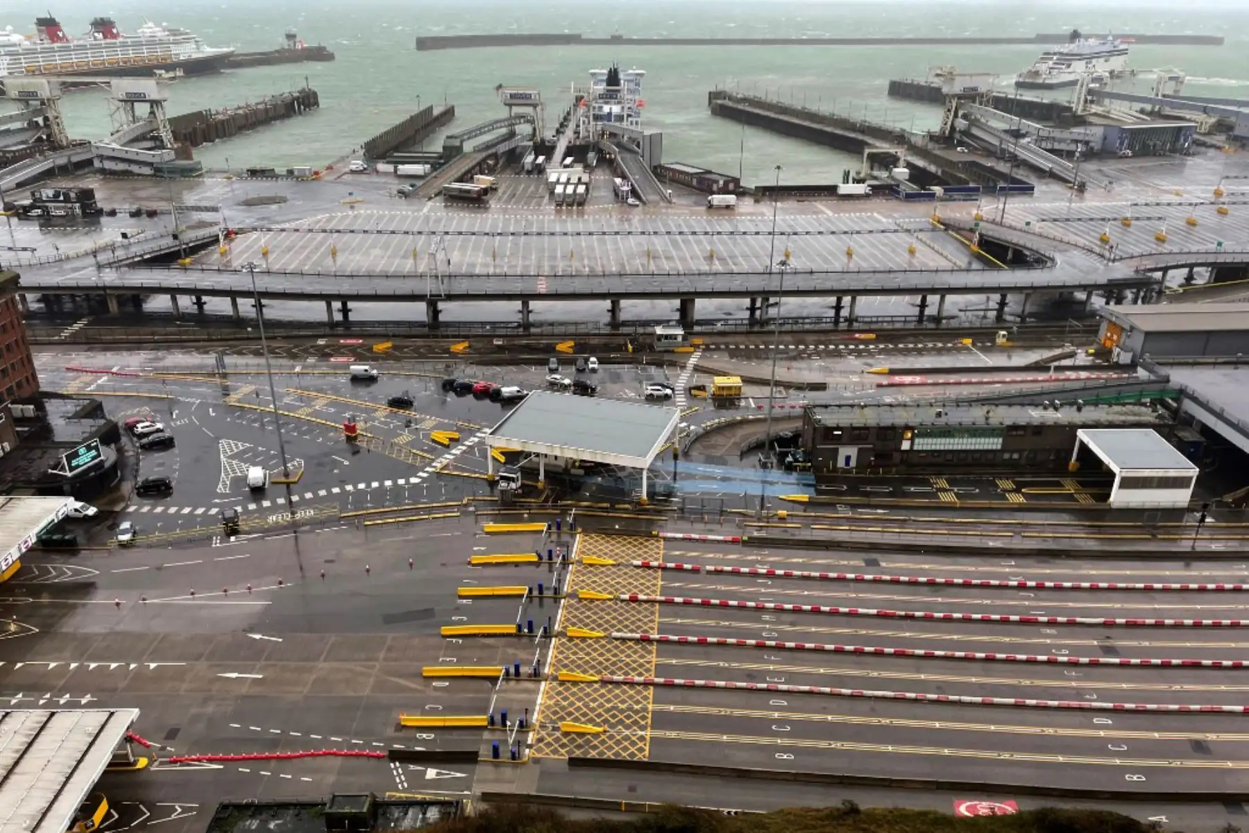 Los carriles vacíos para la llegada de autos se observan en el puerto de Dover en Kent, sureste de Inglaterra, ya que una serie de países prohibió a los viajeros provenientes del Reino Unido, debido a la rápida propagación de una nueva cepa de coronavirus mucho más infeccioso.

Foto: AFP