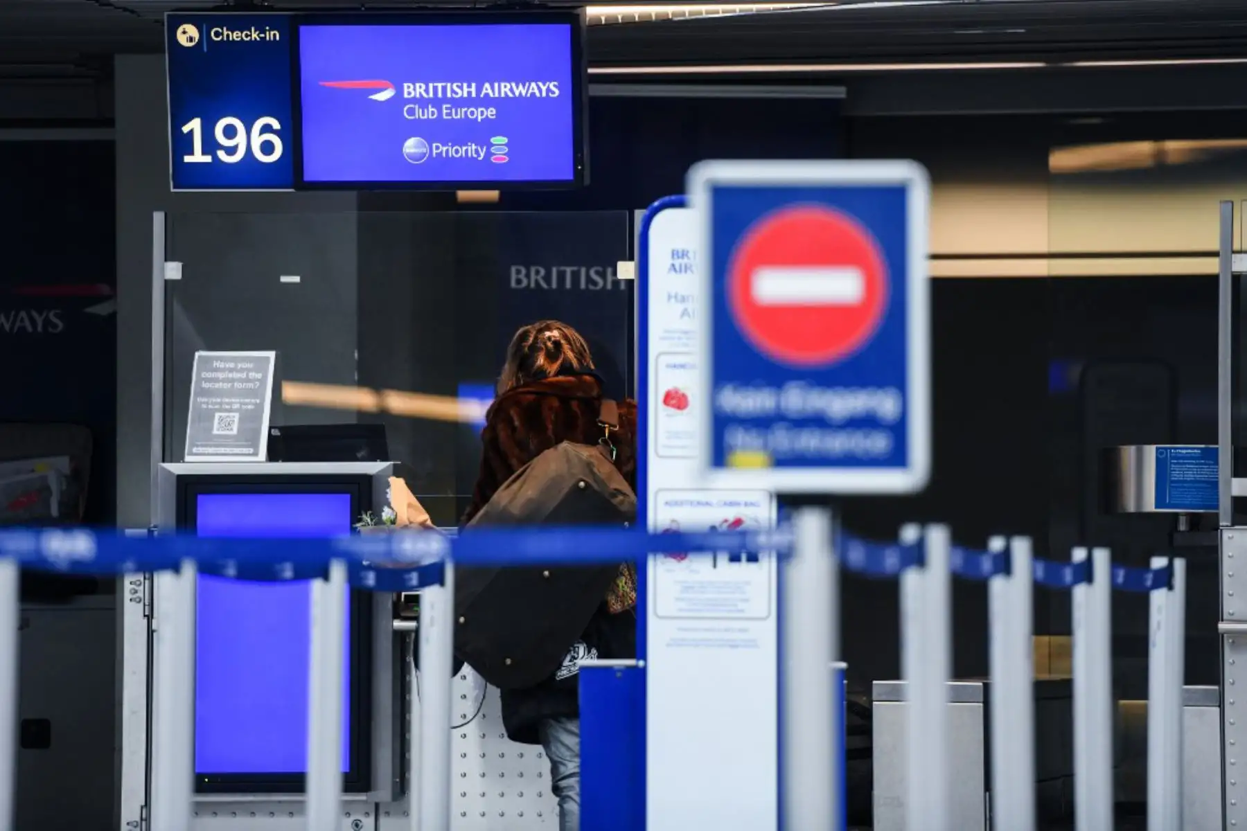 Una mujer se encuentra haciendol check-in de British Airways para tomar un vuelo a Londres en el aeropuerto de Duesseldorf en Alemania occidental. Países de todo el mundo han comenzado a prohibir vuelos y turistas del Reino Unido después de que se detectara allí una nueva cepa de coronavirus.

Foto:AFP
