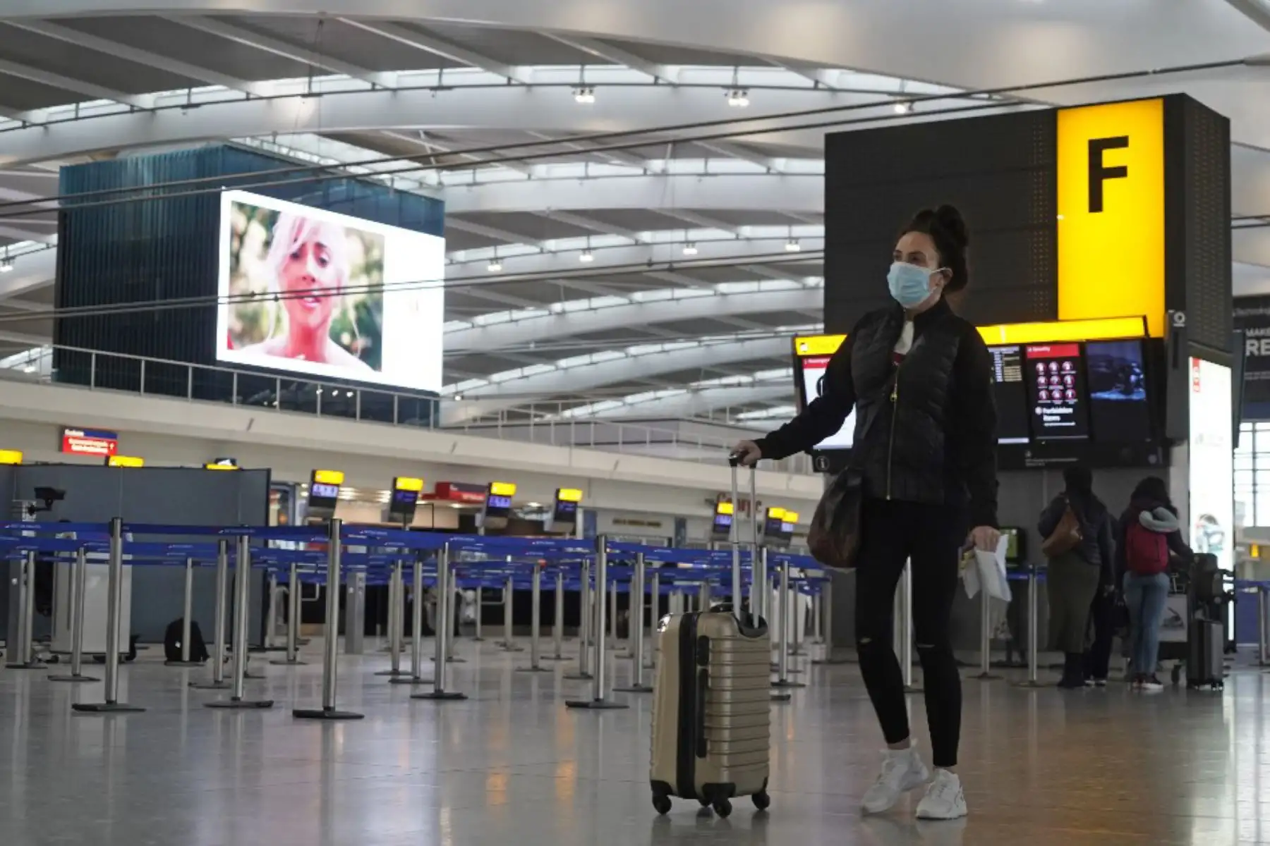 Turistas con mascarillas caminan con su equipaje en la sala de salidas casi desierta en la Terminal 5 del aeropuerto de Heathrow en el oeste de Londres ya que una serie de países de todo el mundo prohibió turistas que llegaran desde el Reino Unido, debido a la rápida propagación de una nueva cepa de coronavirus.

Foto:AFP