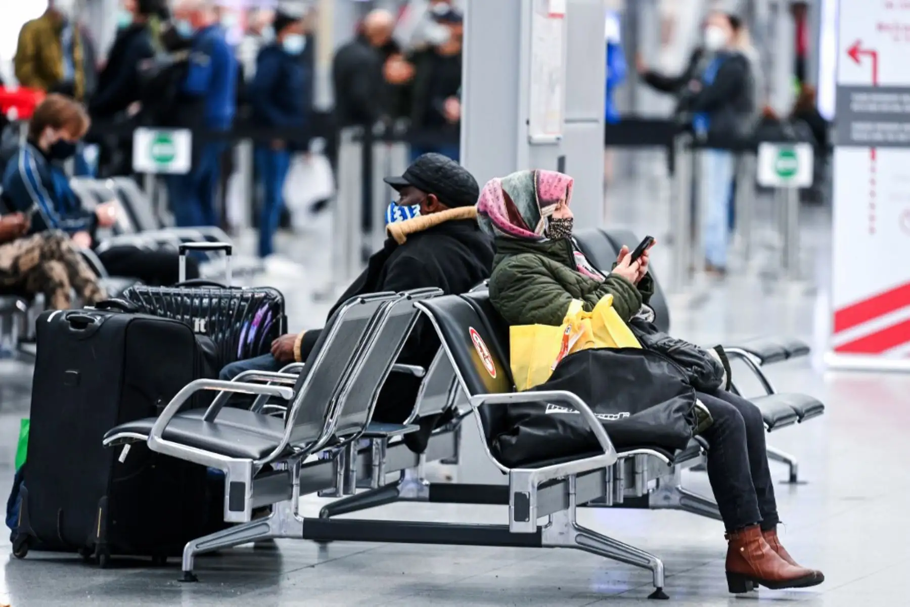 Pasajeros esperan en el aeropuerto de Duesseldorf, oeste de Alemania. Países de todo el mundo han comenzado a prohibir vuelos y viajeros del Reino Unido después de que se detectara allí una nueva cepa de coronavirus. 

Foto:AFP