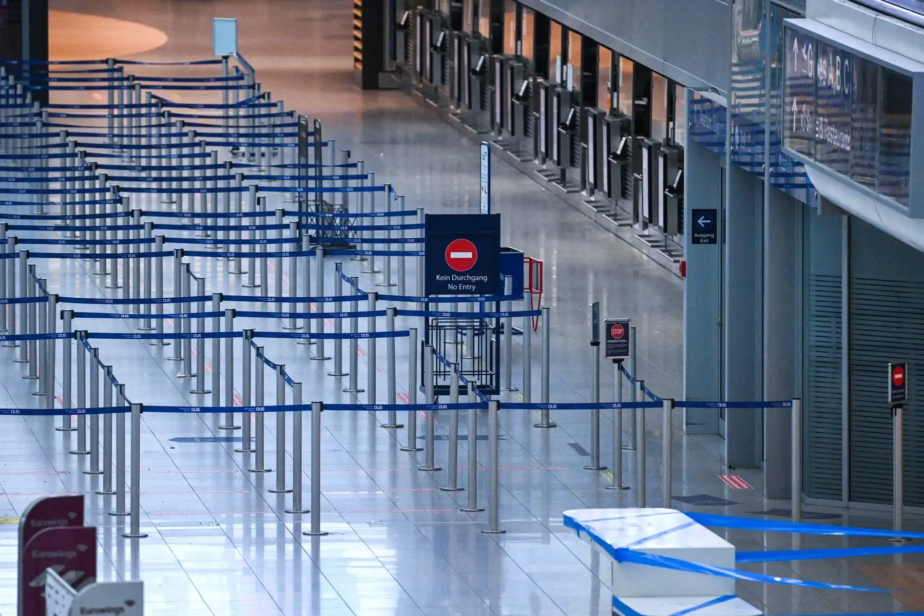 Una toma panorámica muestra mostradores de facturación vacíos en el aeropuerto de Dusseldorf, Alemania occidental. Países de todo el mundo han comenzado a prohibir vuelos y viajeros del Reino Unido después de que se detectara allí una nueva cepa de coronavirus.

Foto:AFP