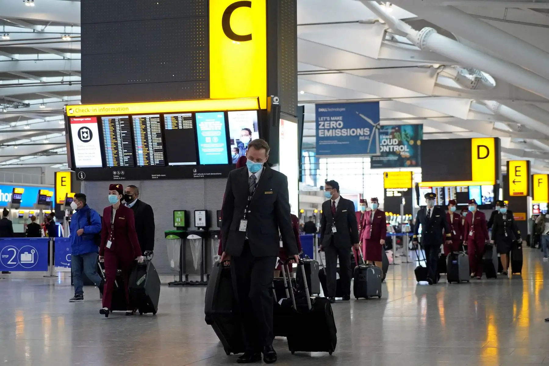 La tripulación de vuelo de Qatar Airways usando máscara facial, camina con su equipaje por la sala de salidas en la Terminal 5 del aeropuerto de Heathrow en el oeste de Londres luego que una serie de países de todo el mundo prohibieron viajeros que llegan del Reino Unido, debido a la rápida propagación de una nueva cepa de coronavirus más infecciosa. 

Foto. AFP