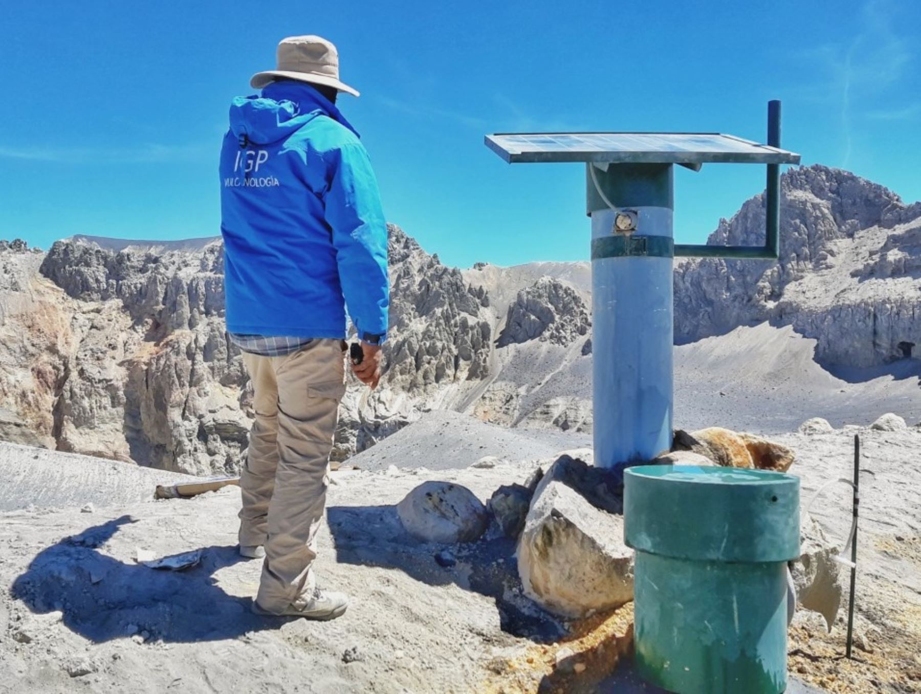 Científicos del IGP instalaron más equipos para estudiar y monitorear a los volcanes Sabancaya y Ubinas, los más activos del Perú. ANDINA/Difusión