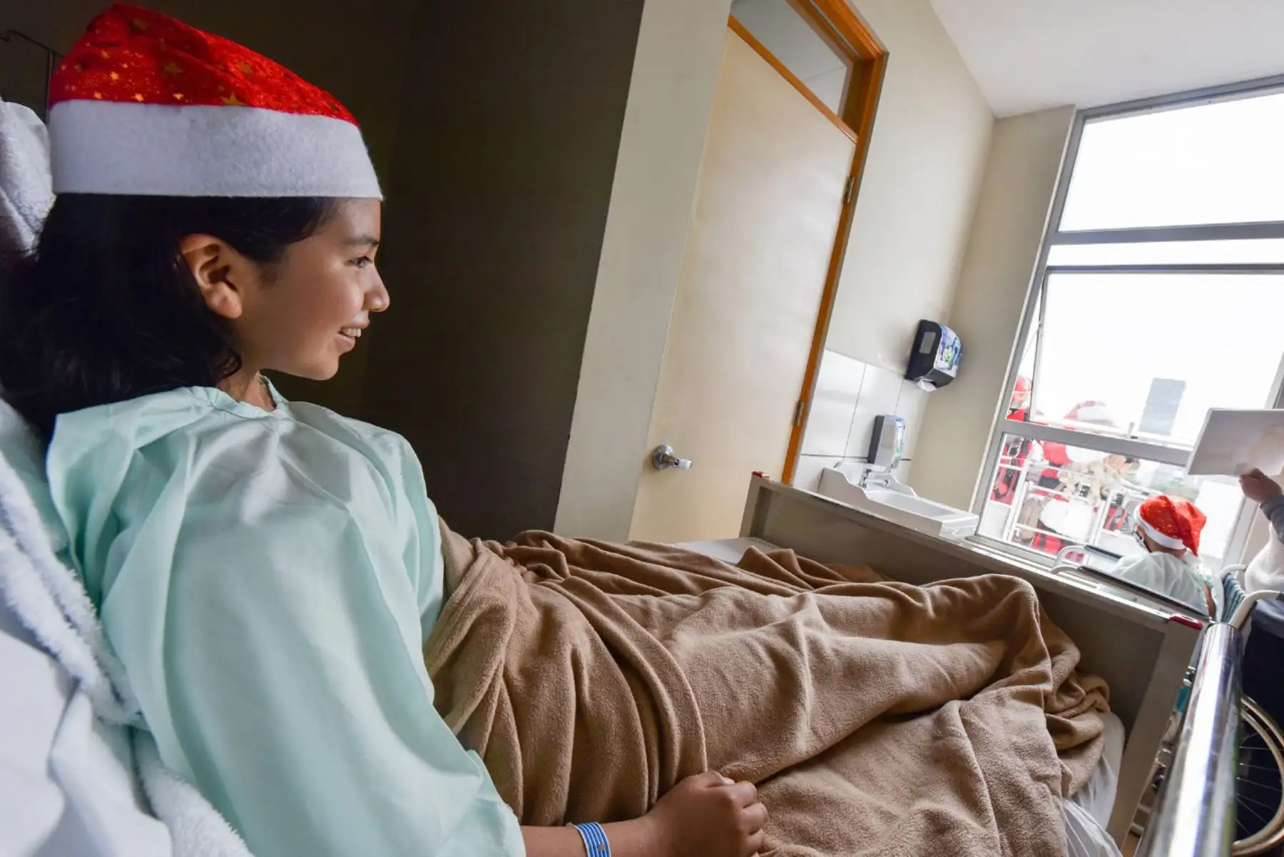 Miembros de la Compañía de Bomberos Voluntarios de San Miguel, acompañaron al   Papa Noel peruano  para llevarles alegría a los niños internos del INSN San Borja con motivo de la proximidad de las fiestas navideñas.

Foto: ANDINA/Difusión