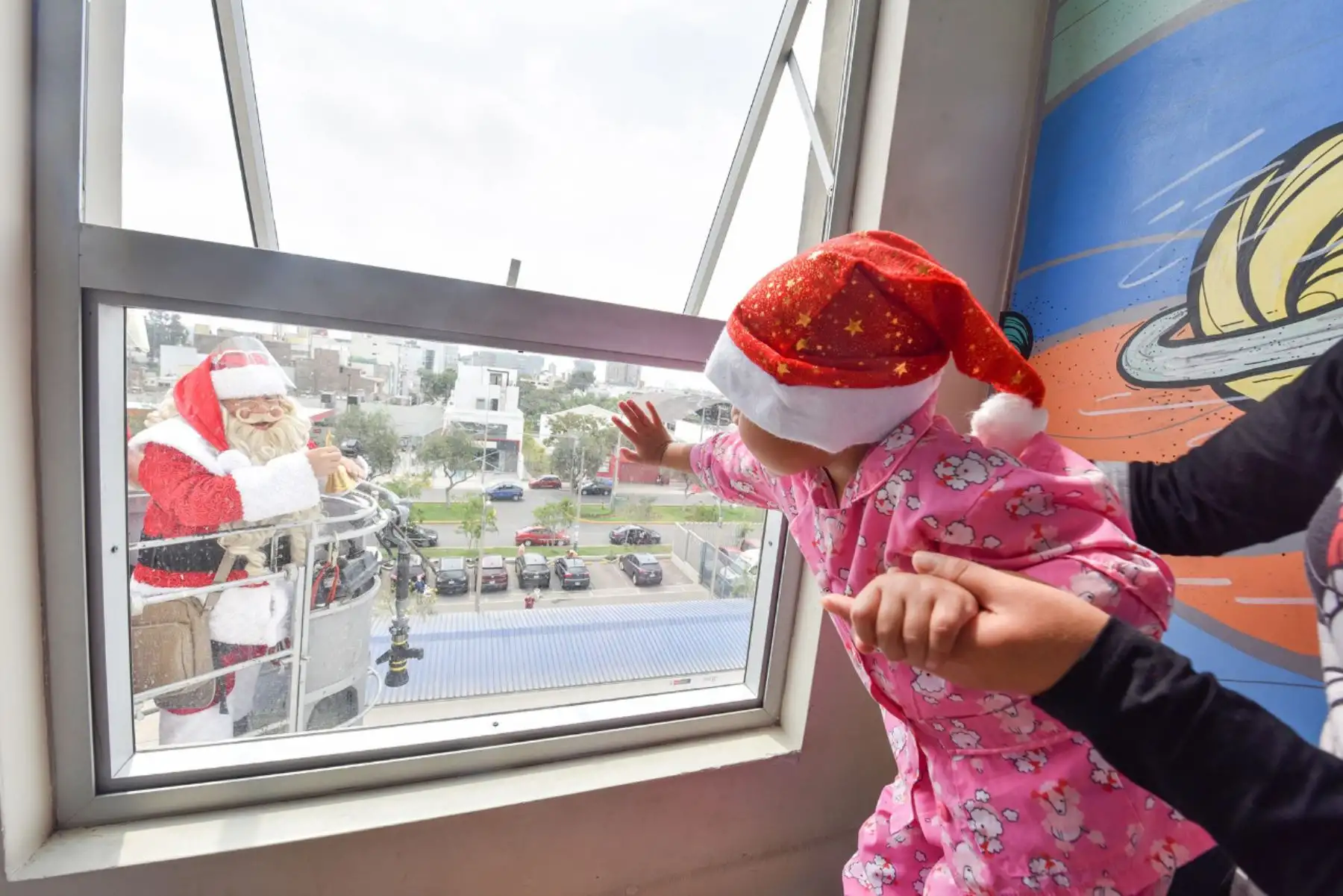 Miembros de la Compañía de Bomberos Voluntarios de San Miguel, acompañaron al   Papa Noel peruano  para llevarles alegría a los niños internos del INSN San Borja con motivo de la proximidad de las fiestas navideñas.

Foto: ANDINA/Difusión