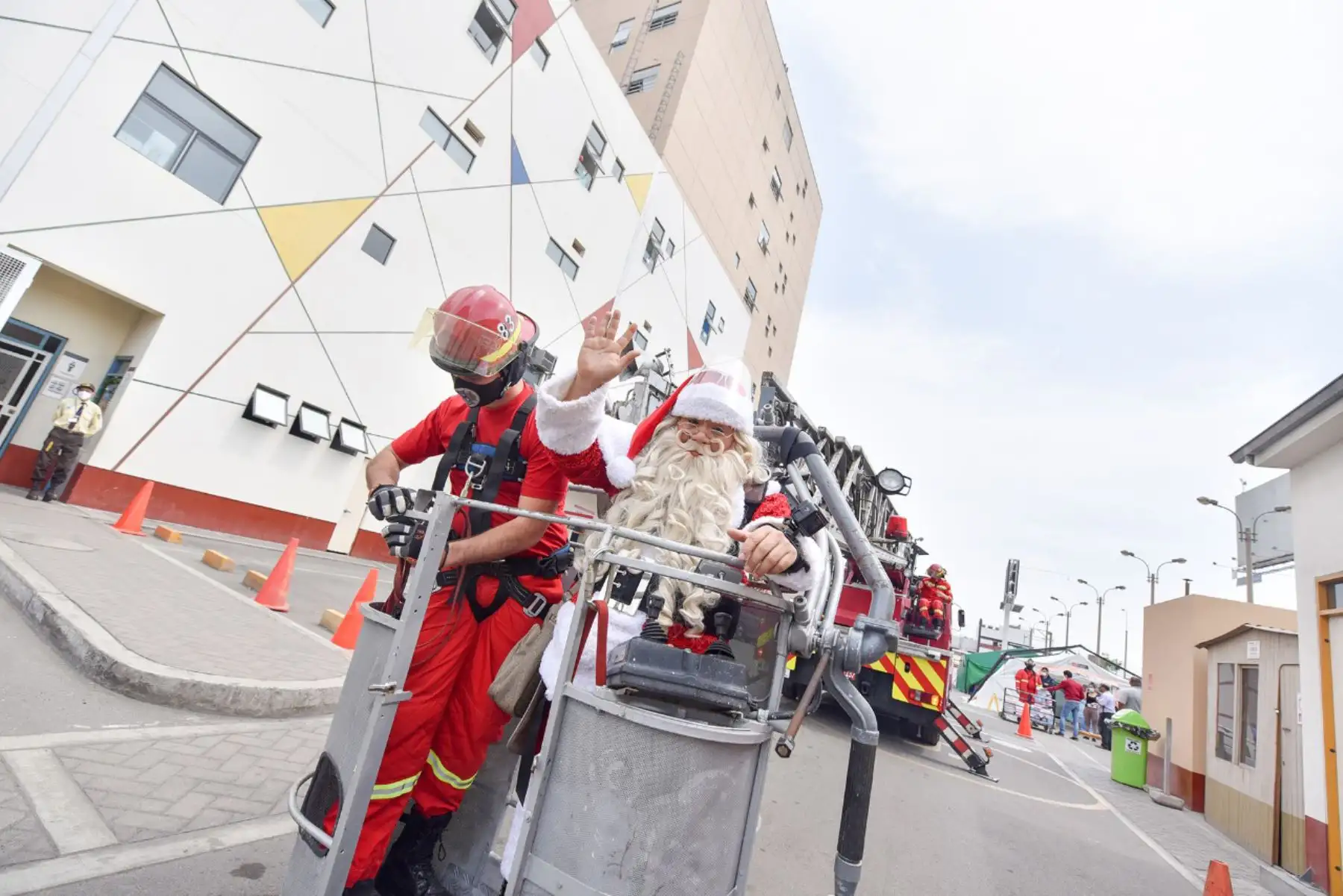 Miembros de la Compañía de Bomberos Voluntarios de San Miguel, acompañaron al   Papa Noel peruano  para llevarles alegría a los niños internos del INSN San Borja con motivo de la proximidad de las fiestas navideñas.

Foto: ANDINA/Difusión