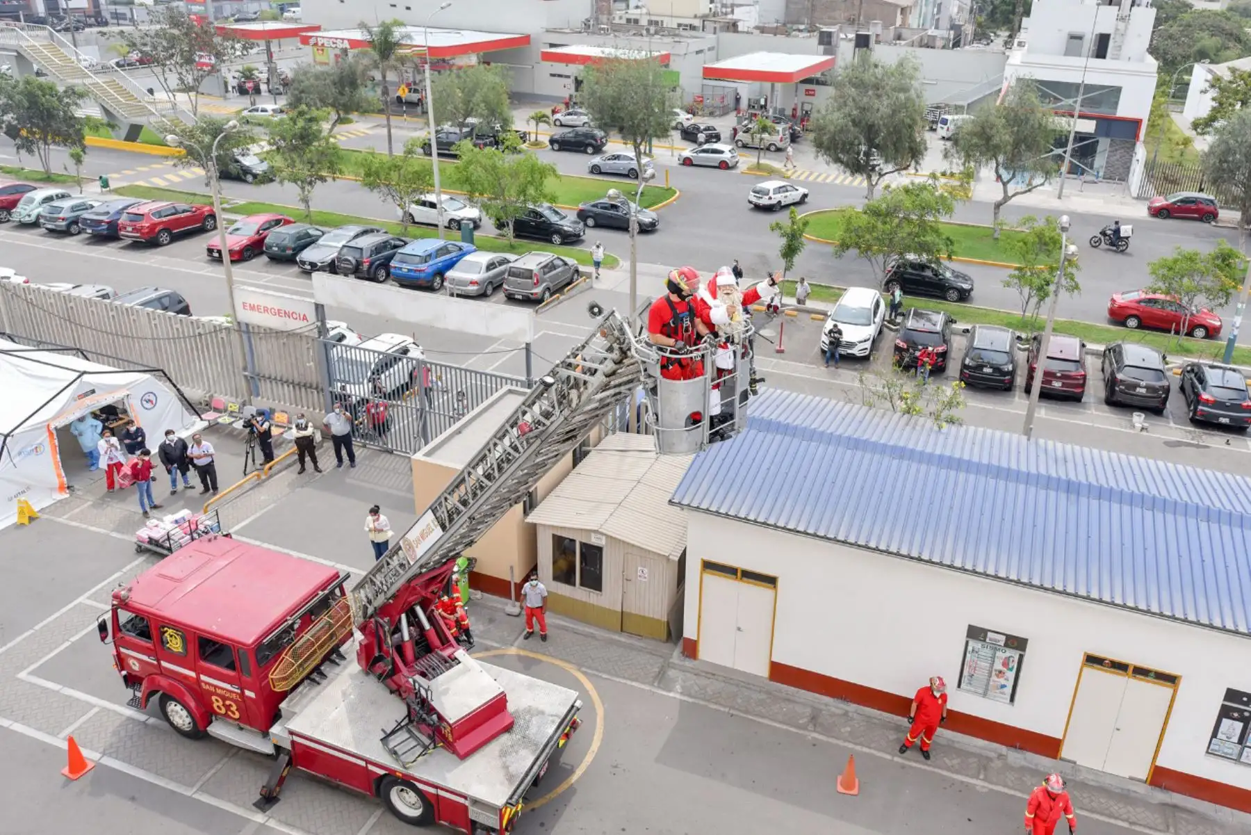 Miembros de la Compañía de Bomberos Voluntarios de San Miguel, acompañaron al   Papa Noel peruano  para llevarles alegría a los niños internos del INSN San Borja con motivo de la proximidad de las fiestas navideñas.

Foto: ANDINA/Difusión