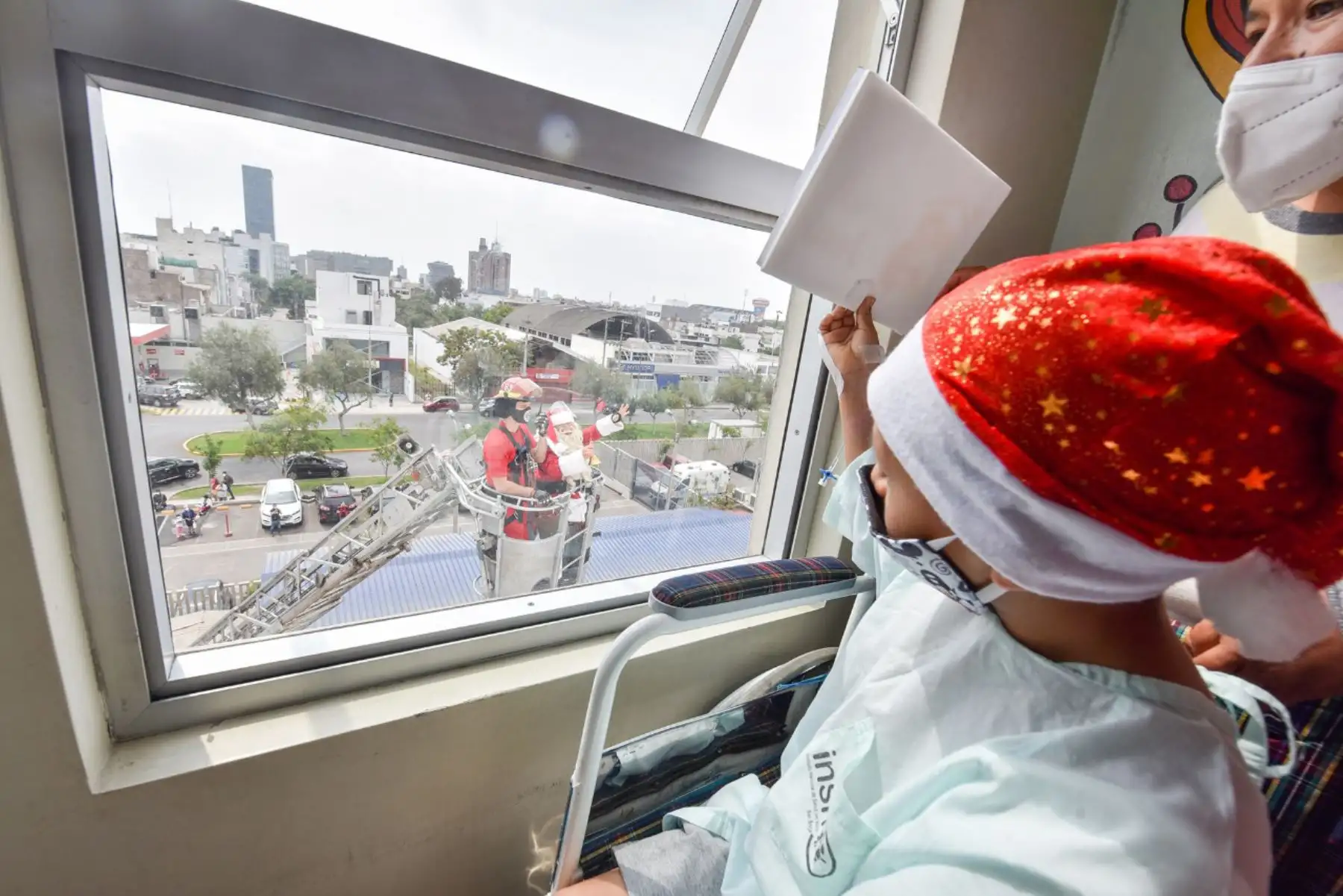 Miembros de la Compañía de Bomberos Voluntarios de San Miguel, acompañaron al   Papa Noel peruano  para llevarles alegría a los niños internos del INSN San Borja con motivo de la proximidad de las fiestas navideñas.

Foto: ANDINA/Difusión