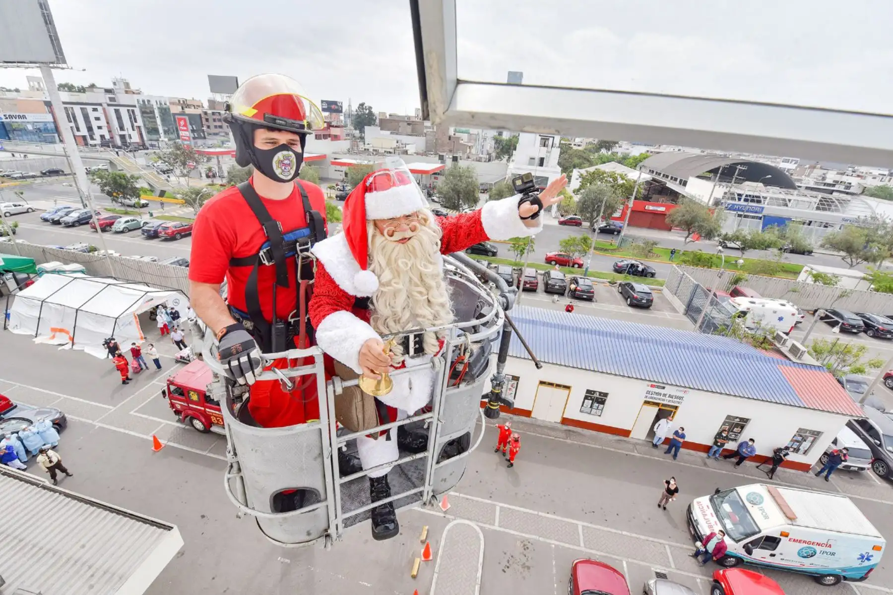 Miembros de la Compañía de Bomberos Voluntarios de San Miguel, acompañaron al   Papa Noel peruano  para llevarles alegría a los niños internos del INSN San Borja con motivo de la proximidad de las fiestas navideñas.

Foto: ANDINA/Difusión