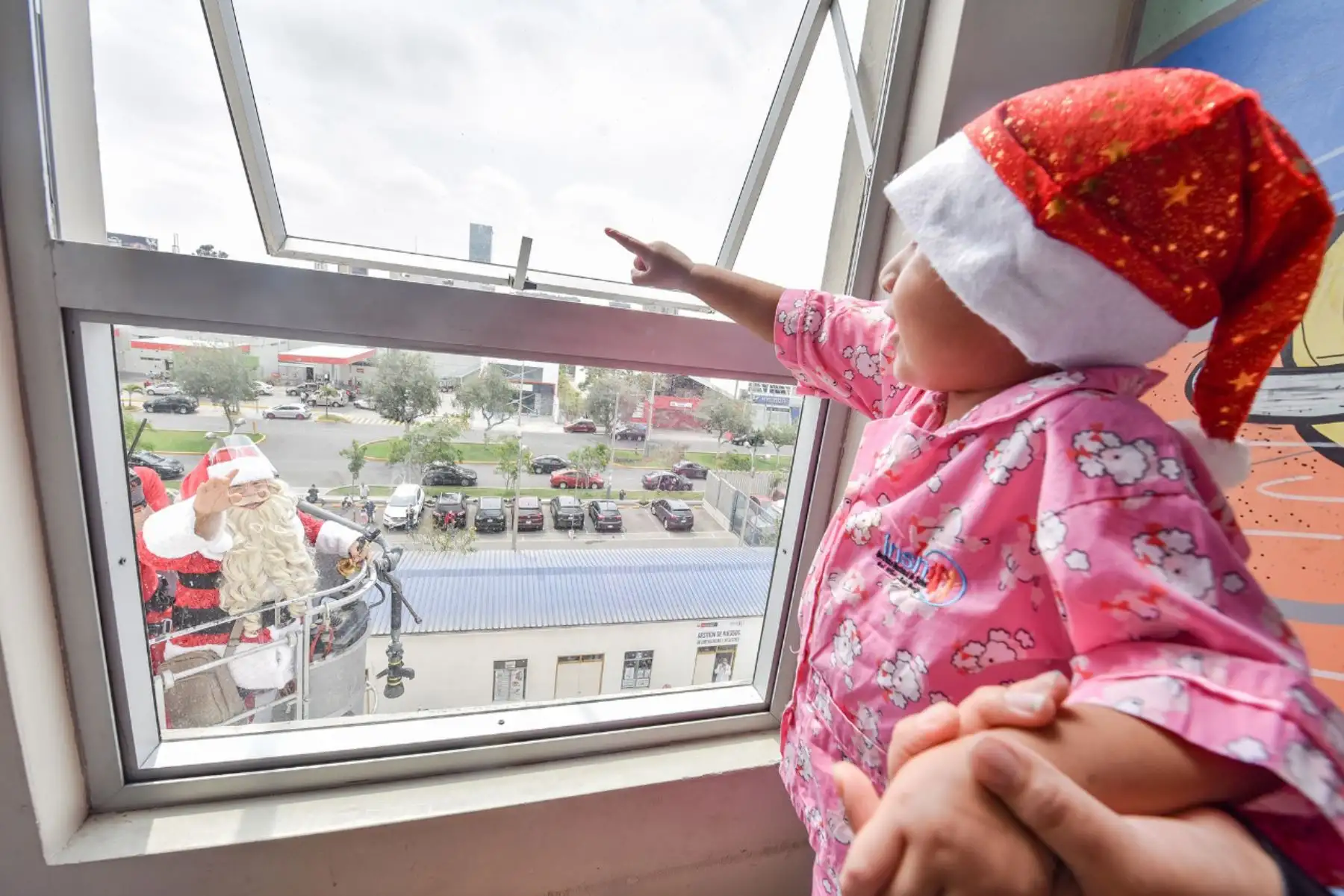 Miembros de la Compañía de Bomberos Voluntarios de San Miguel, acompañaron al   Papa Noel peruano  para llevarles alegría a los niños internos del INSN San Borja con motivo de la proximidad de las fiestas navideñas.

Foto: ANDINA/Difusión