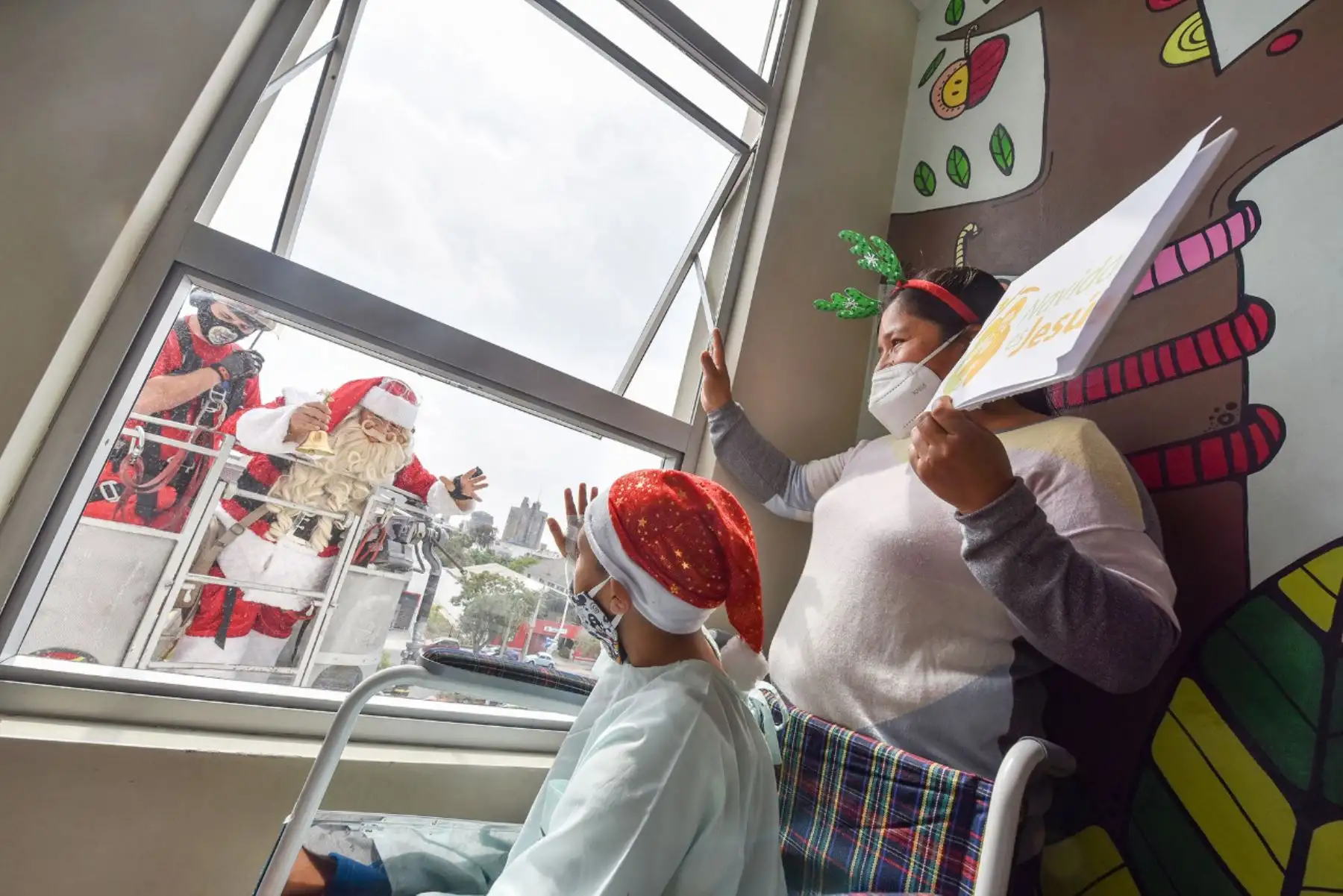 Miembros de la Compañía de Bomberos Voluntarios de San Miguel, acompañaron al   Papa Noel peruano  para llevarles alegría a los niños internos del INSN San Borja con motivo de la proximidad de las fiestas navideñas.

Foto: ANDINA/Difusión