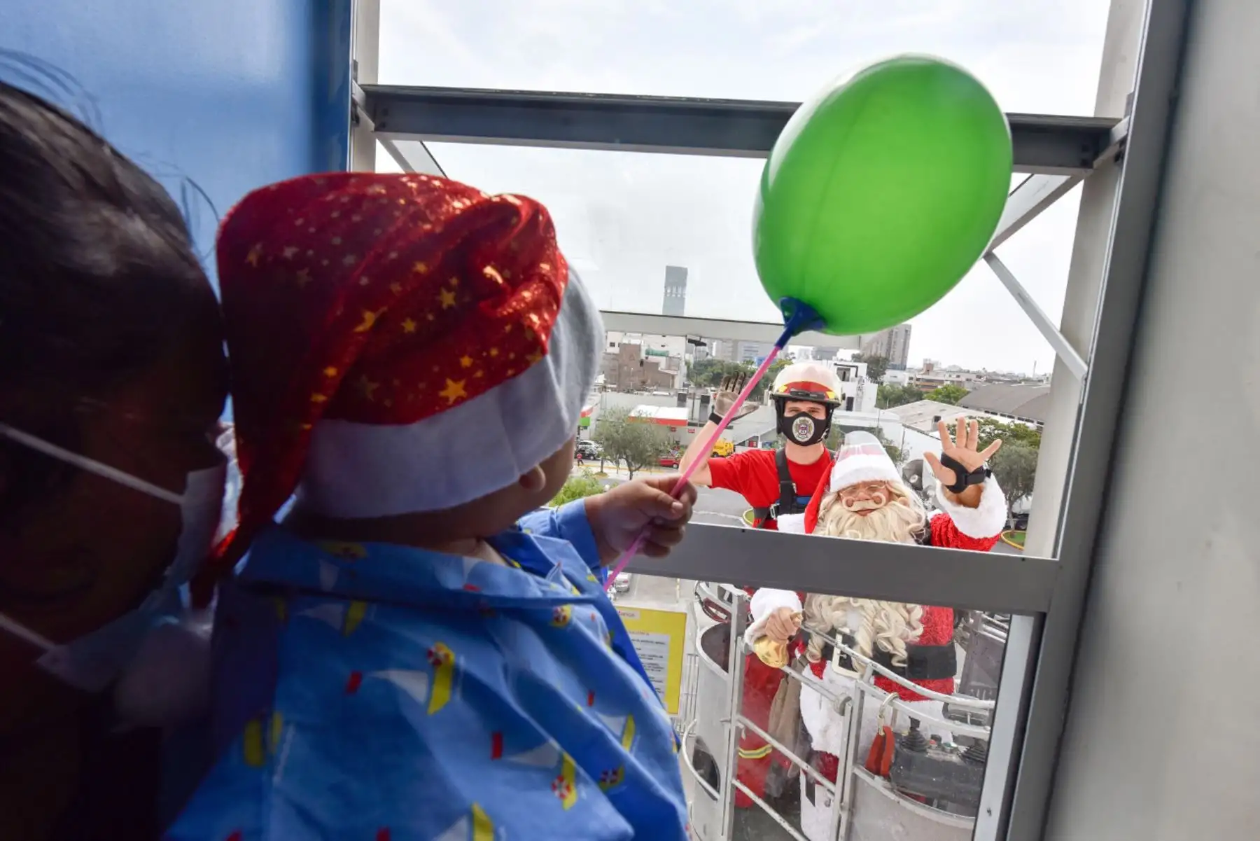 Miembros de la Compañía de Bomberos Voluntarios de San Miguel, acompañaron al   Papa Noel peruano  para llevarles alegría a los niños internos del INSN San Borja con motivo de la proximidad de las fiestas navideñas.

Foto: ANDINA/Difusión