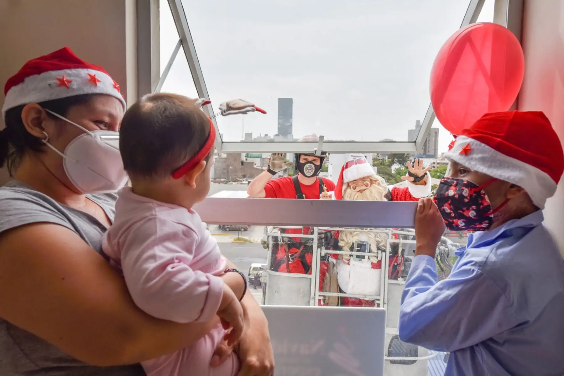 Miembros de la Compañía de Bomberos Voluntarios de San Miguel, acompañaron al   Papa Noel peruano  para llevarles alegría a los niños internos del INSN San Borja con motivo de la proximidad de las fiestas navideñas.

Foto: ANDINA/Difusión